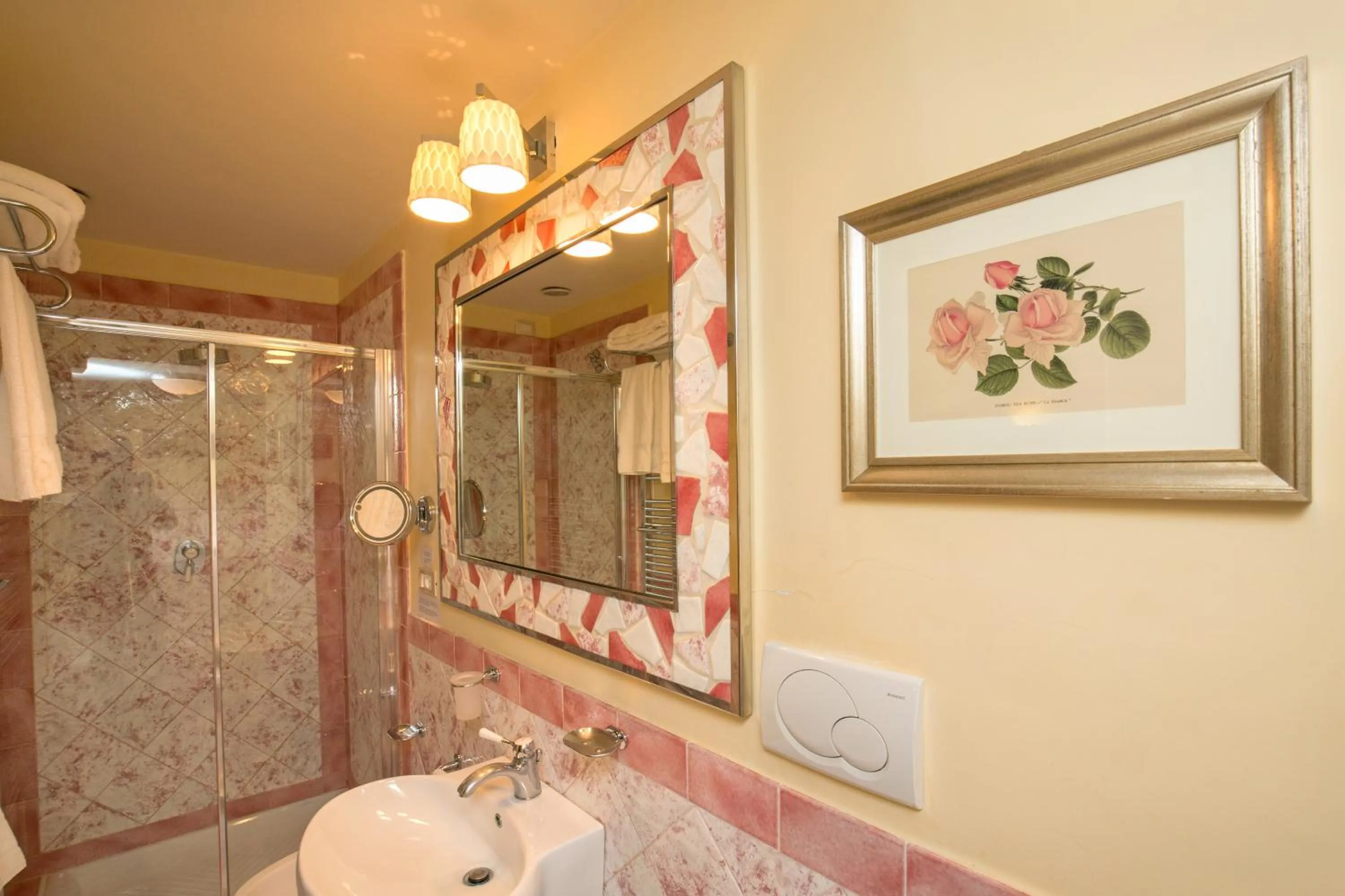 Shower in La Casa Del Garbo - Luxury Rooms & Suite