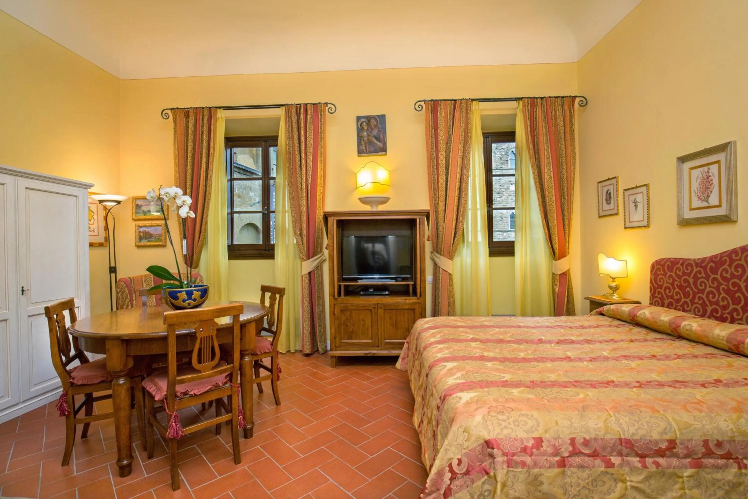 TV and multimedia, Bed in La Casa Del Garbo - Luxury Rooms & Suite