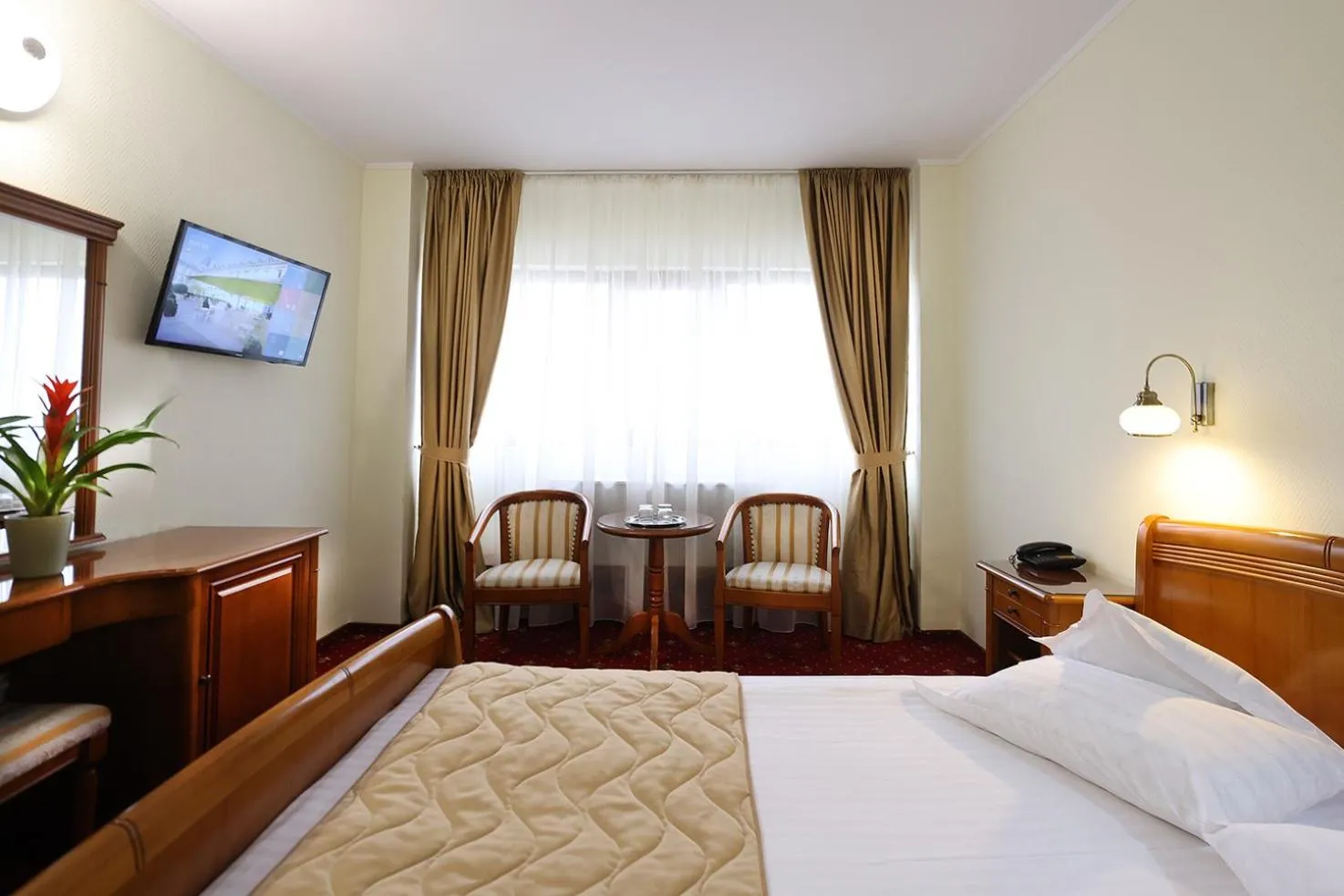 Photo of the whole room, Bed in Hotel Moldova