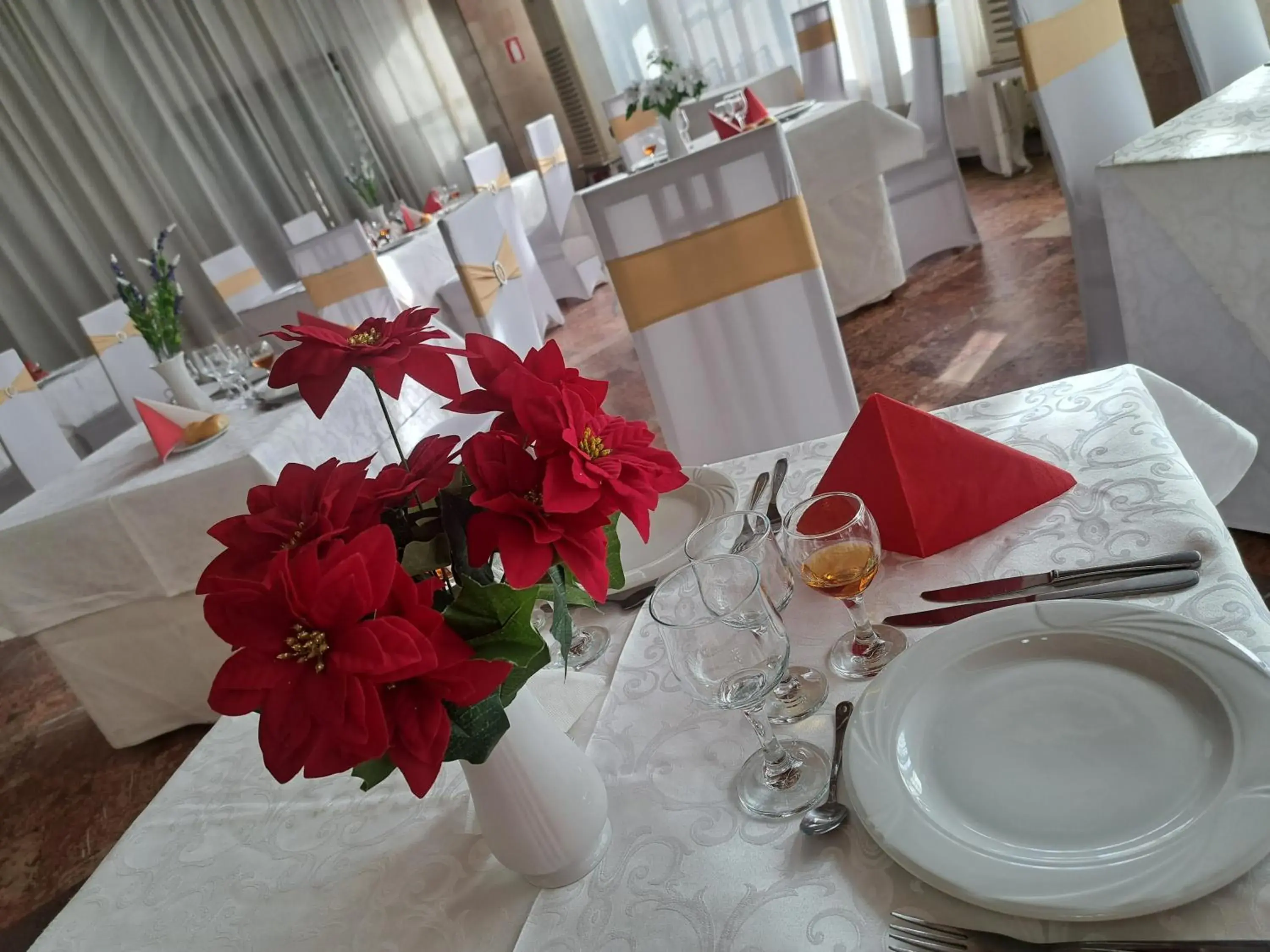 Restaurant/places to eat in Hotel Moldova Restaurant/places to eat in Hotel Moldova