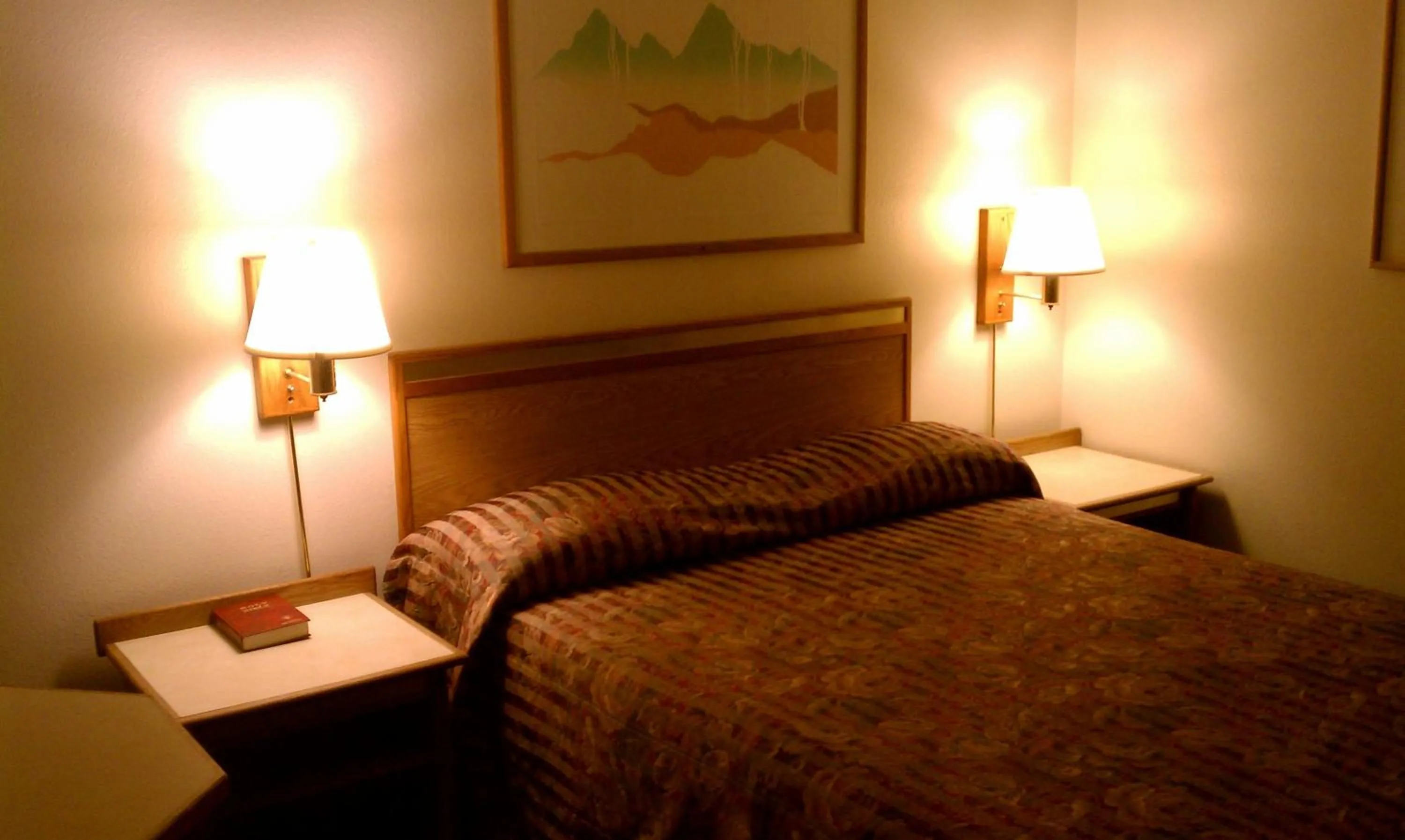 Decorative detail, Bed in Colorado River Value Inn
