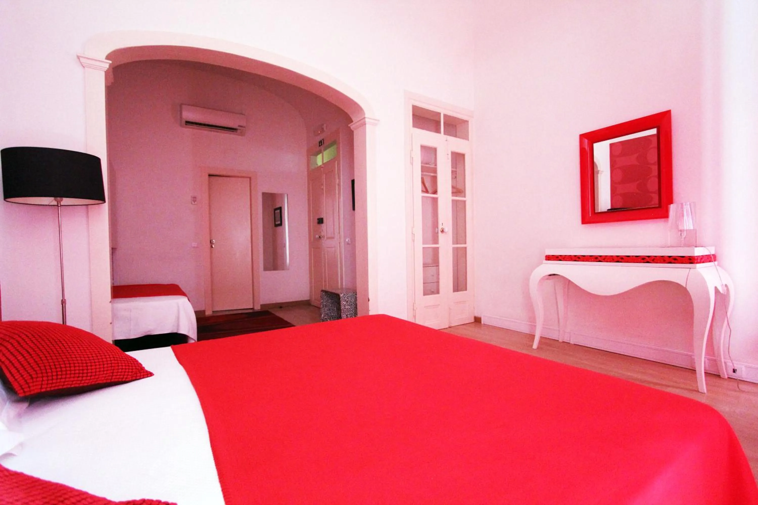 Bedroom, Bed in Evora Inn