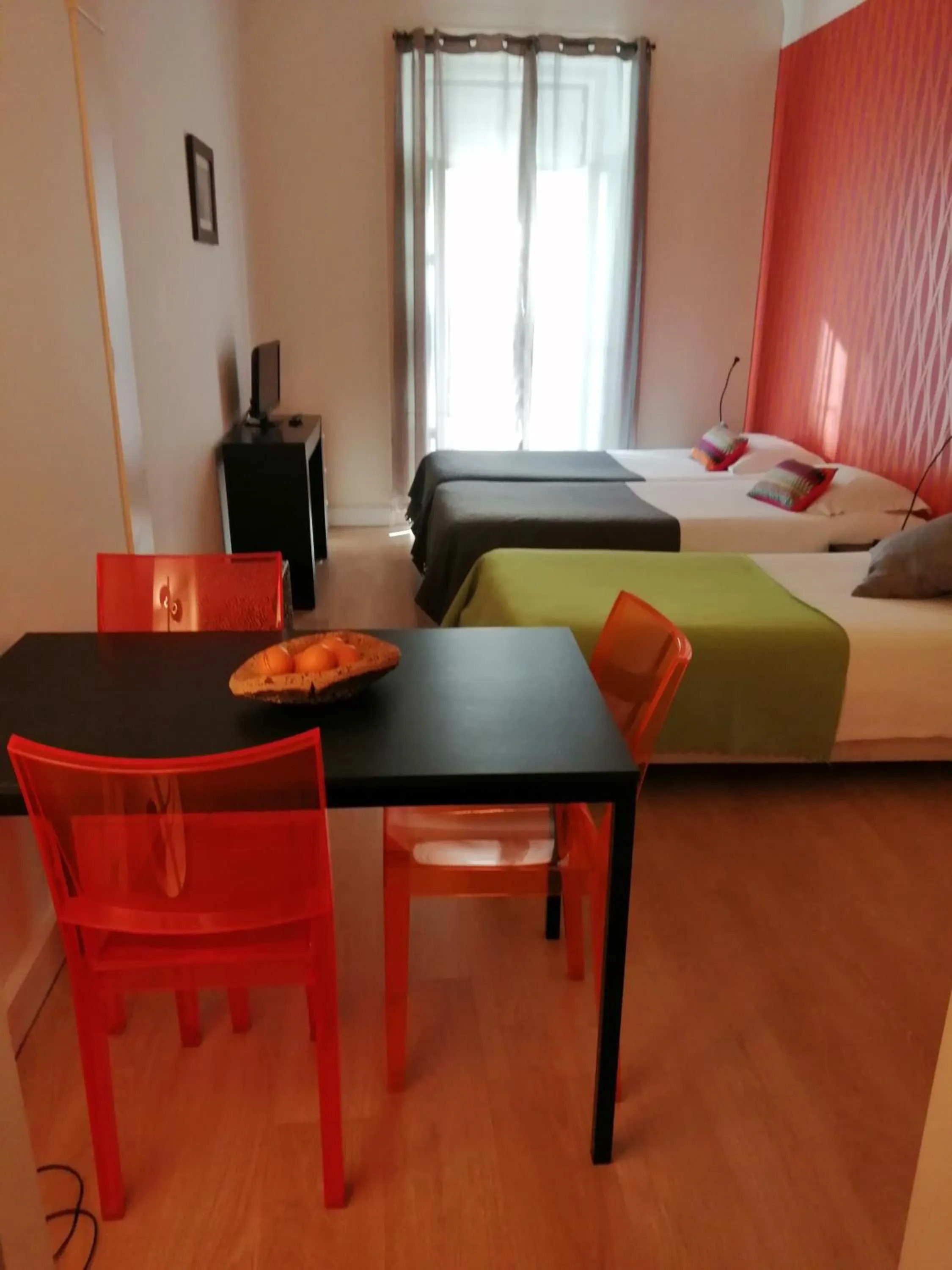 Seating area, Bed in Evora Inn