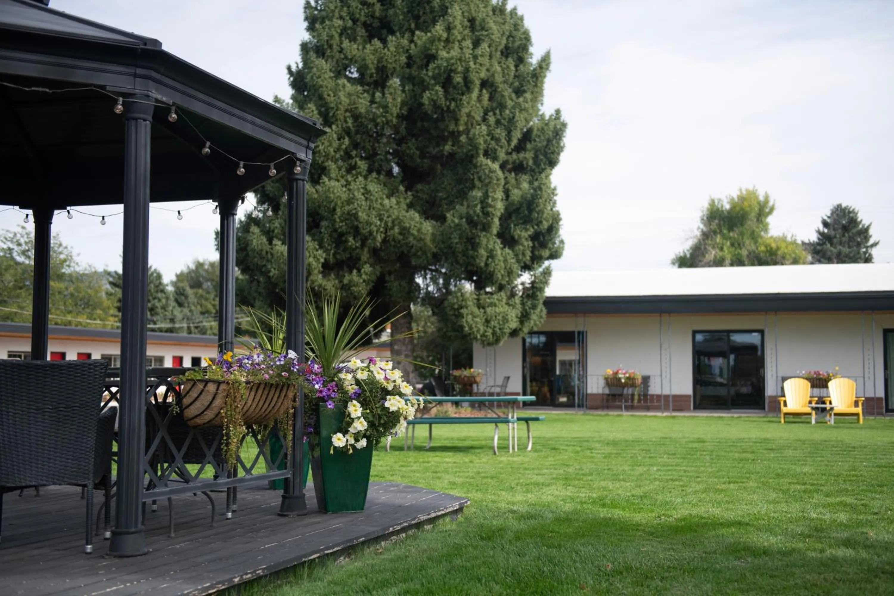 Property building in Sapphire Motel Midtown Bozeman