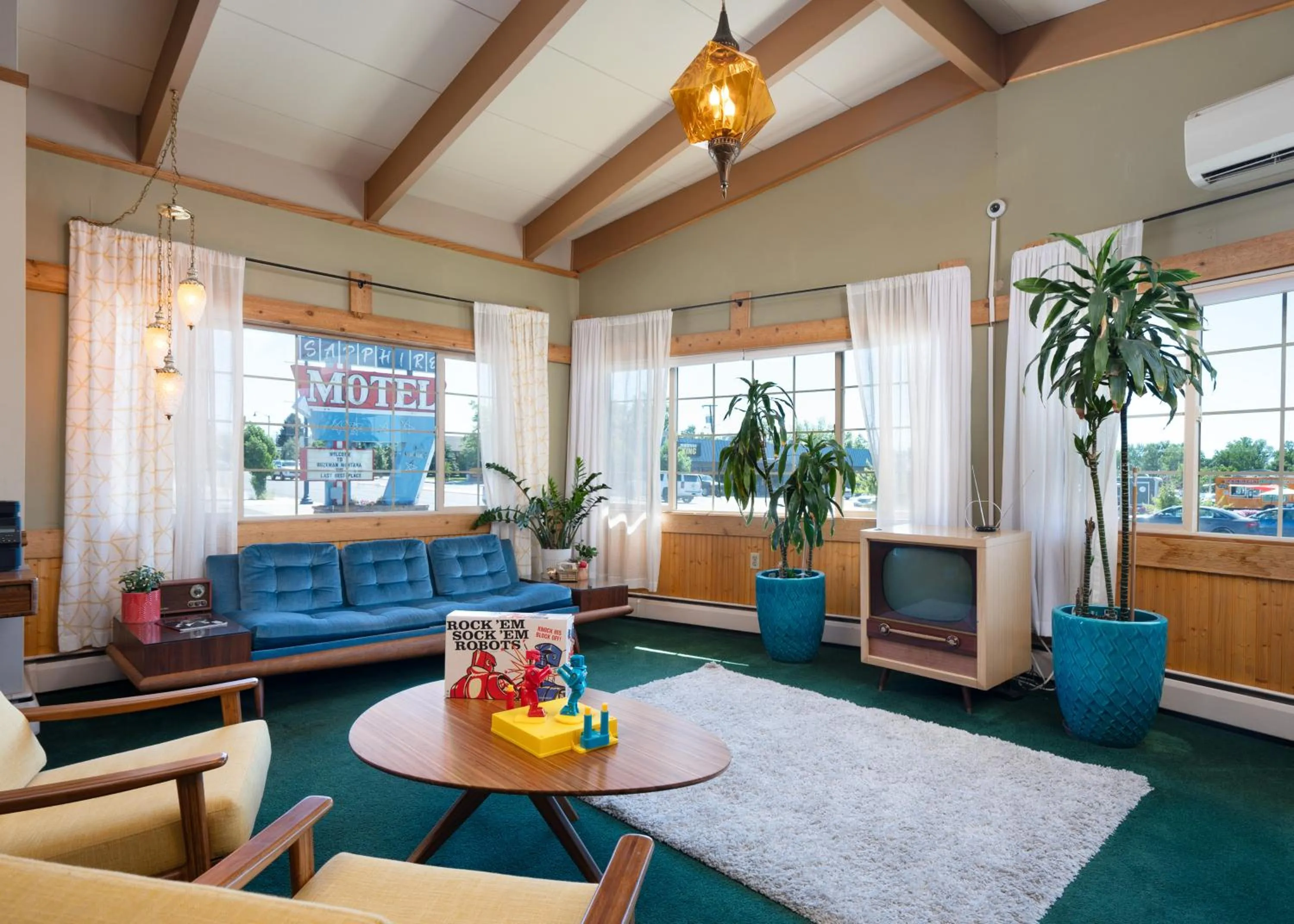 Communal lounge/ TV room in Sapphire Motel Midtown Bozeman