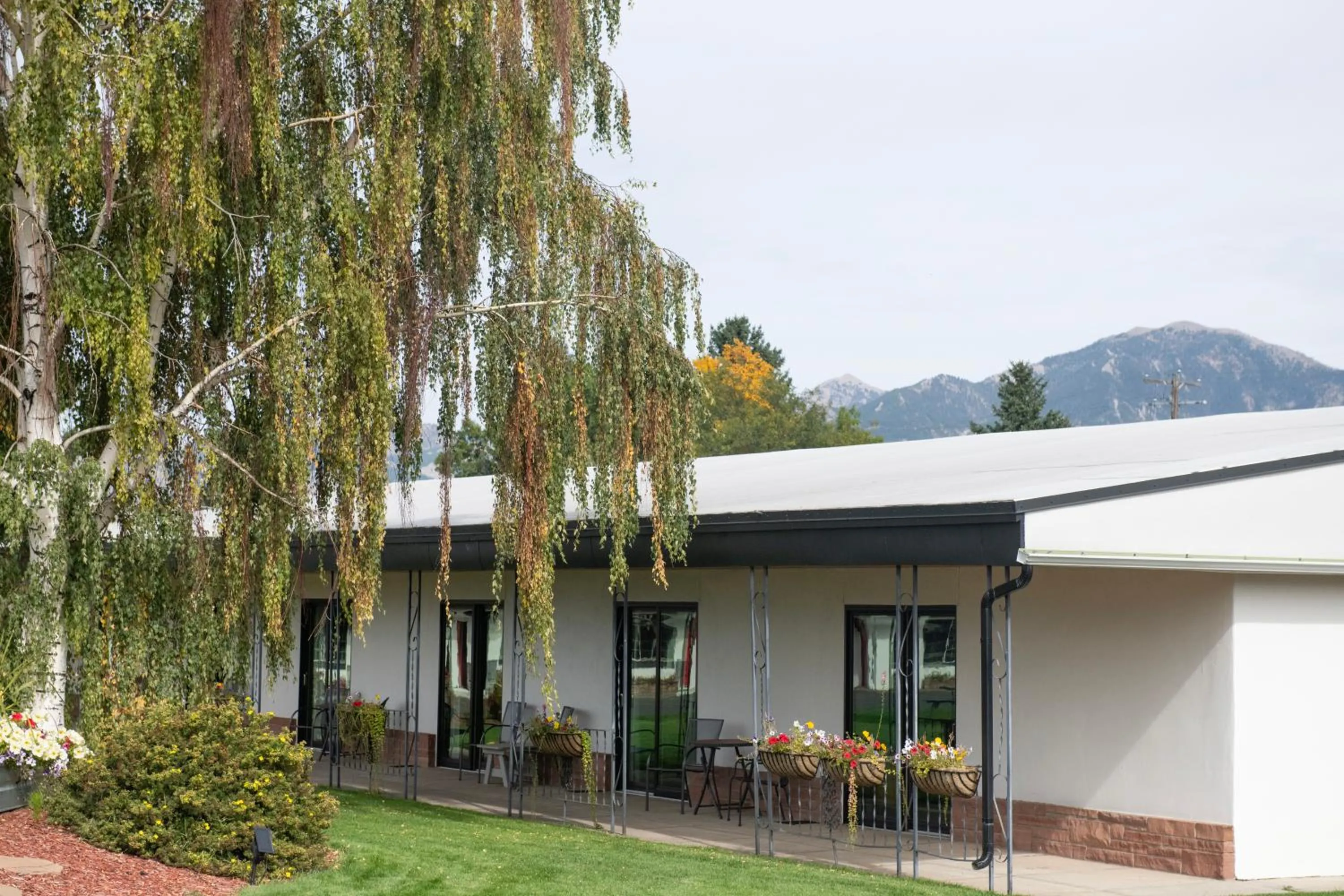 Property building in Sapphire Motel Midtown Bozeman