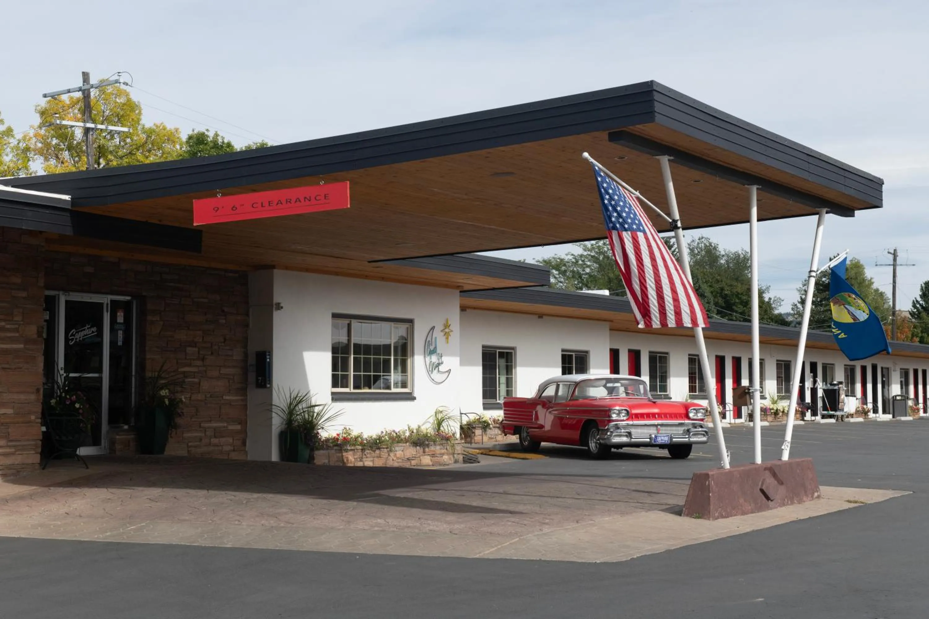 Property building in Sapphire Motel Midtown Bozeman