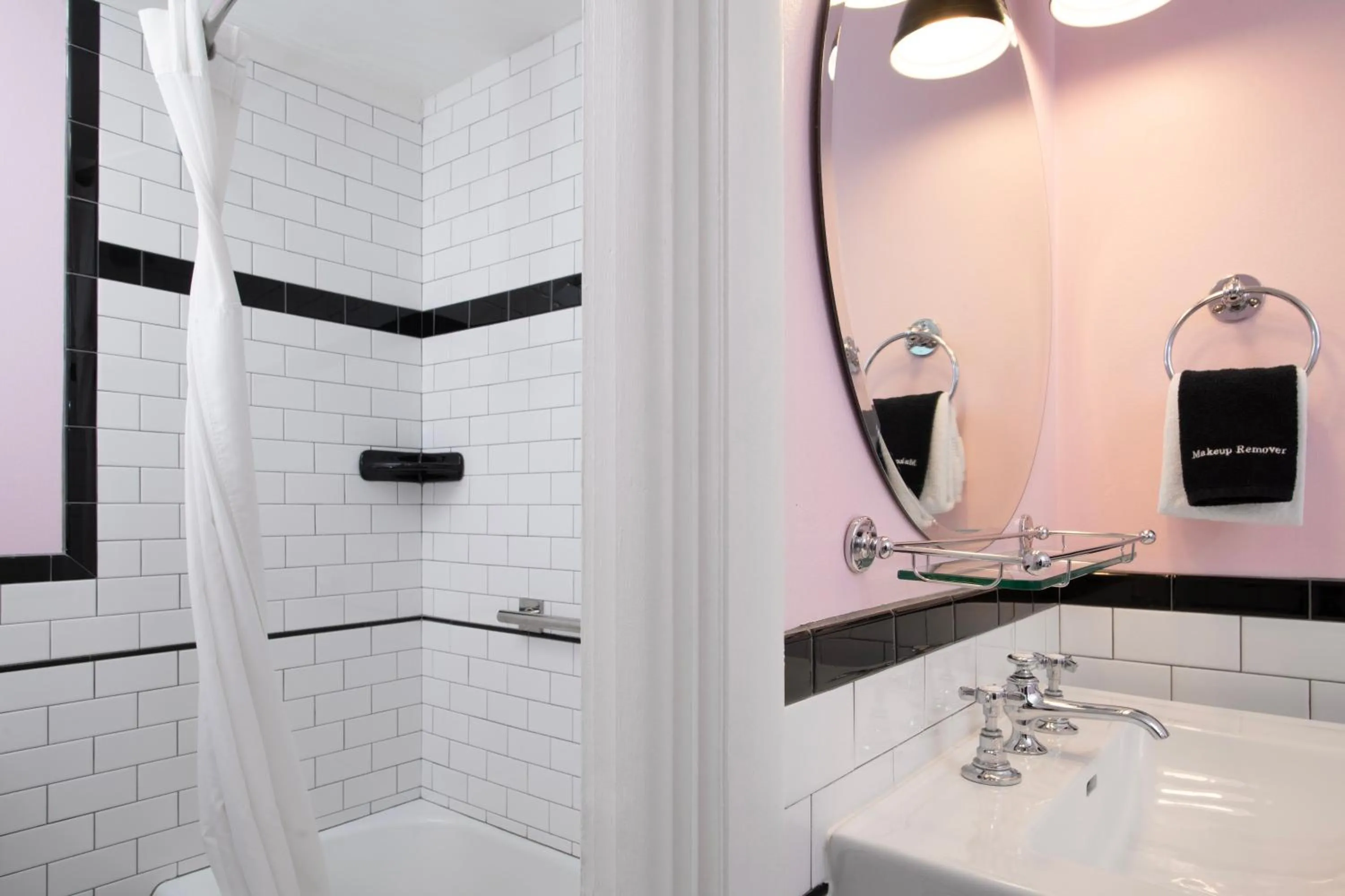 Bathroom in Sapphire Motel Midtown Bozeman