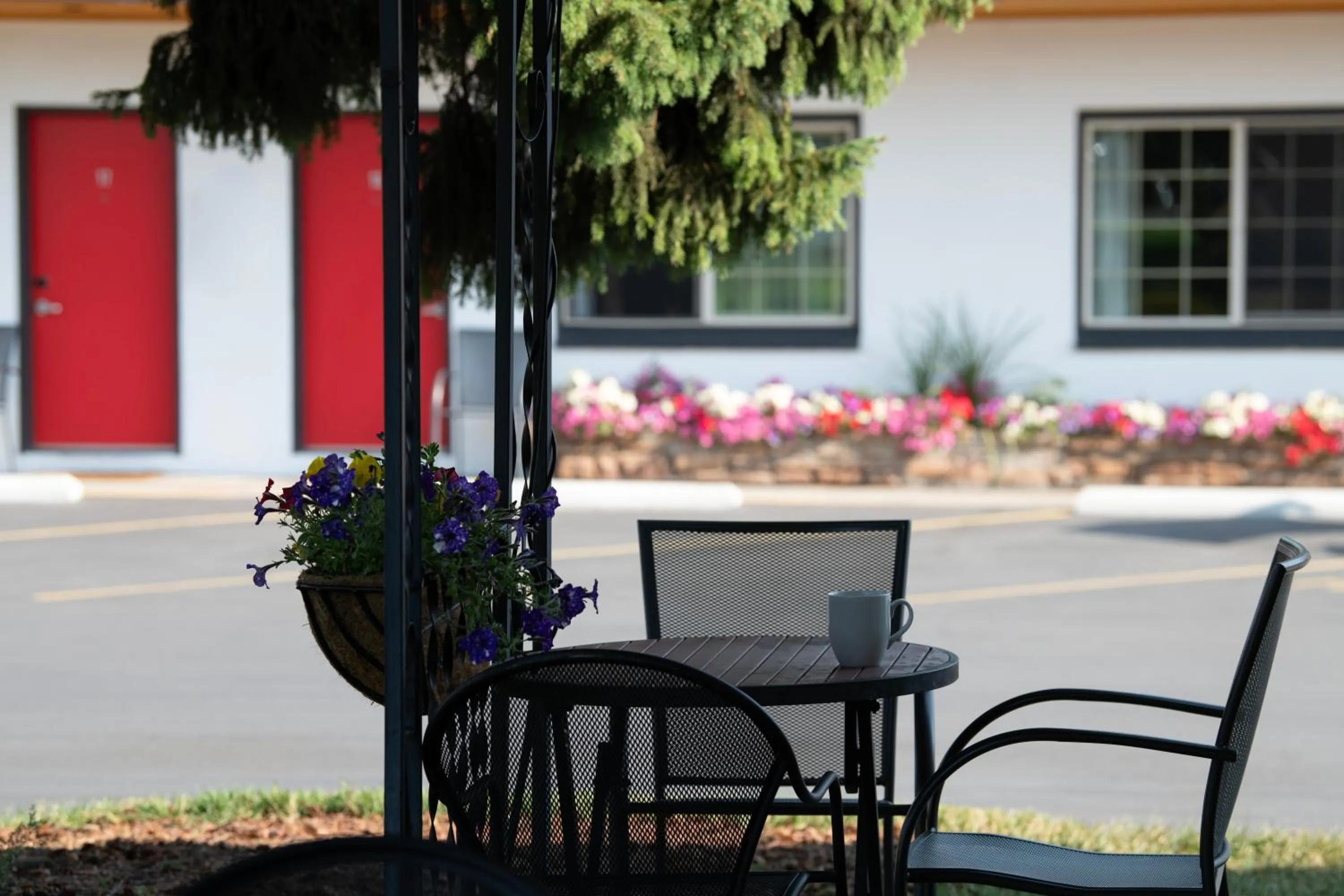 Property building in Sapphire Motel Midtown Bozeman