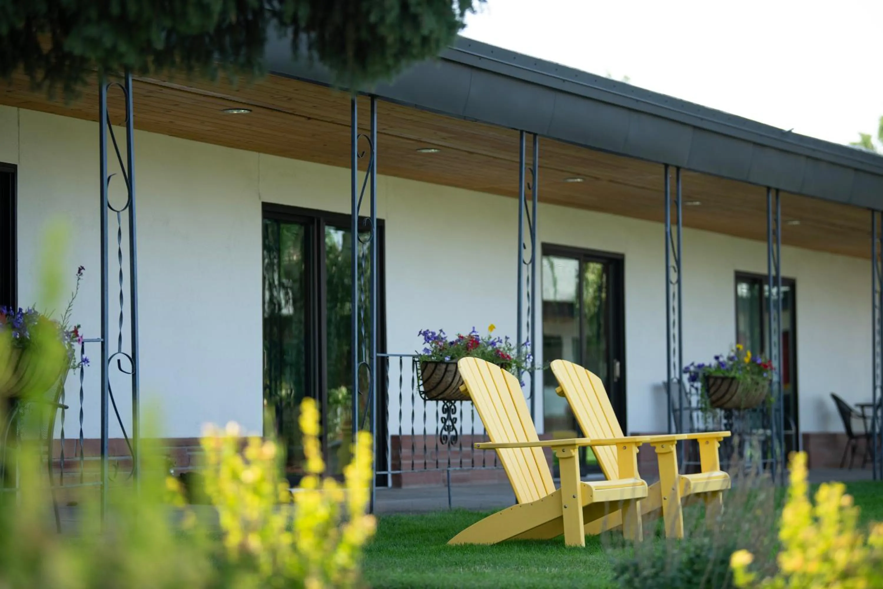 Property building in Sapphire Motel Midtown Bozeman