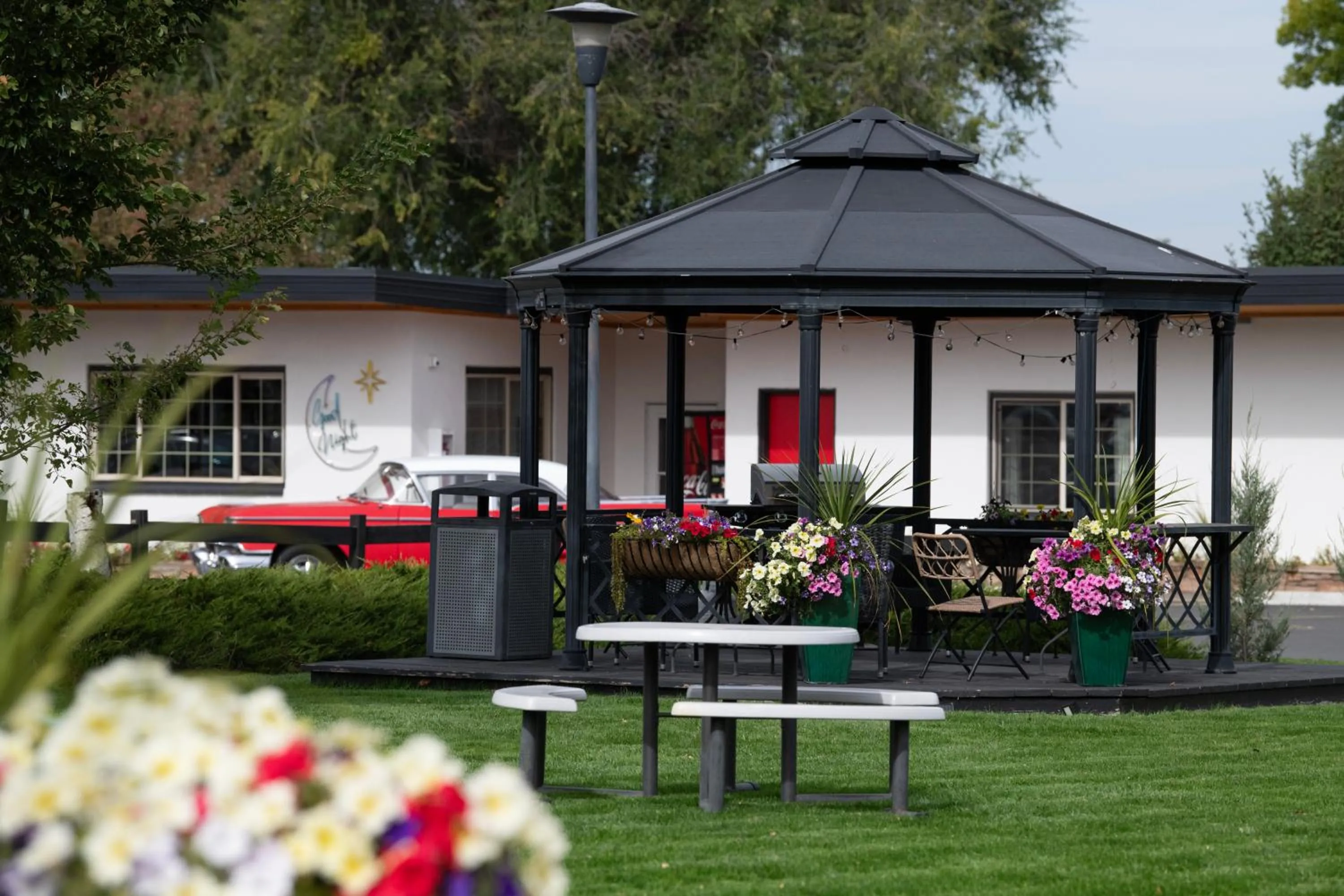 Property building in Sapphire Motel Midtown Bozeman