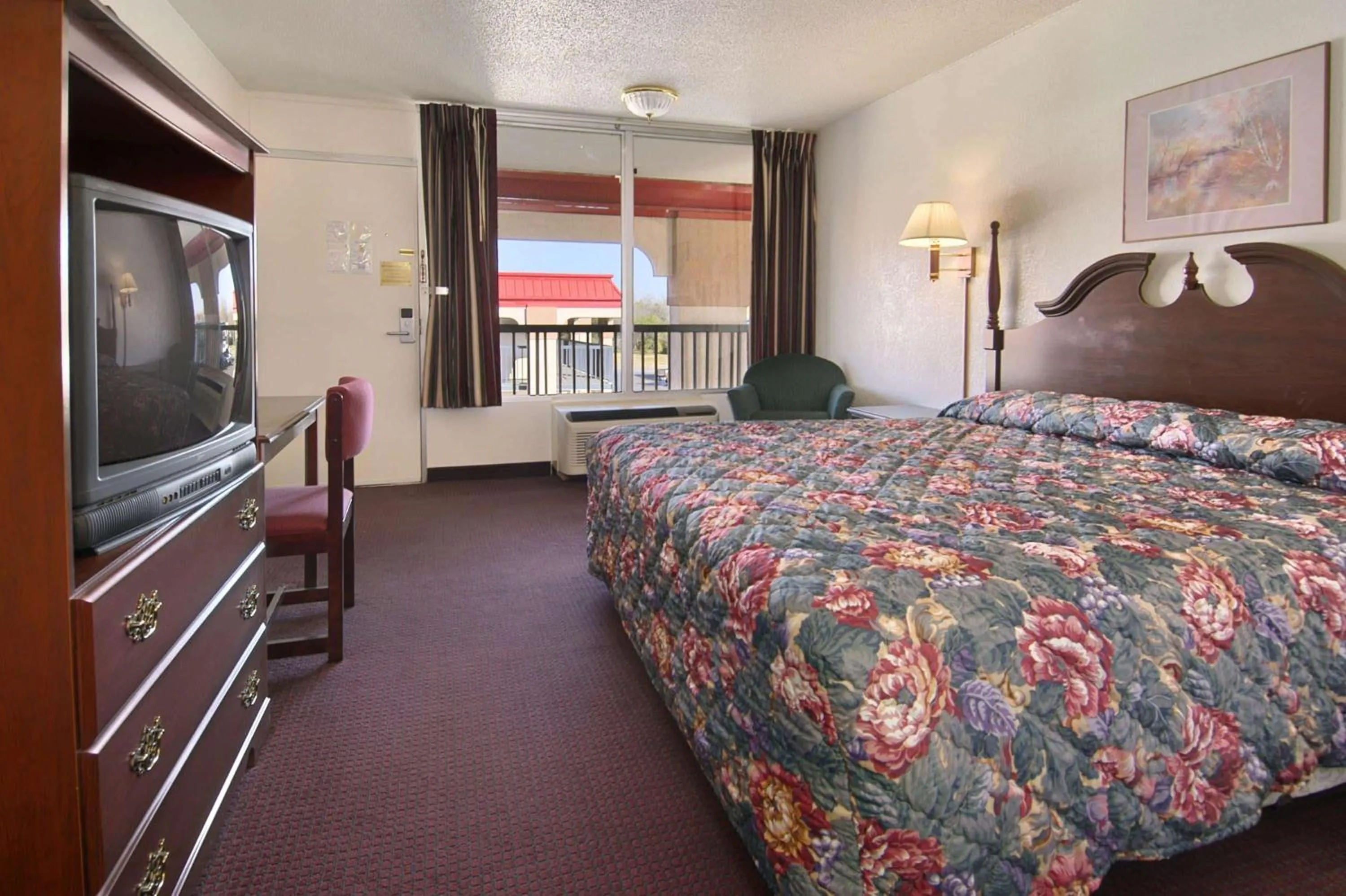Photo of the whole room, Bed in Super 8 by Wyndham Oklahoma Fairgrounds