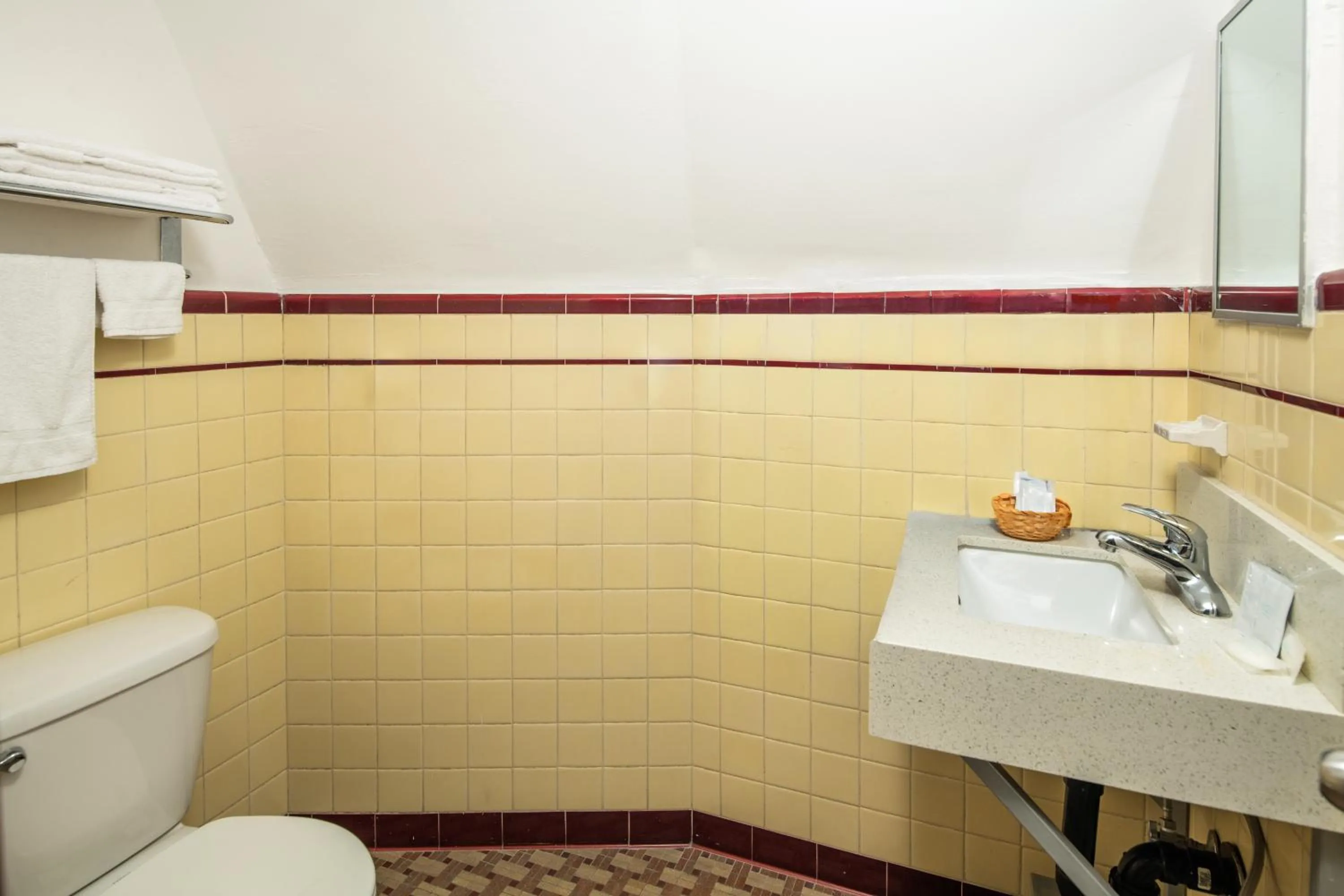 Deluxe Queen Room in Wigwam Motel