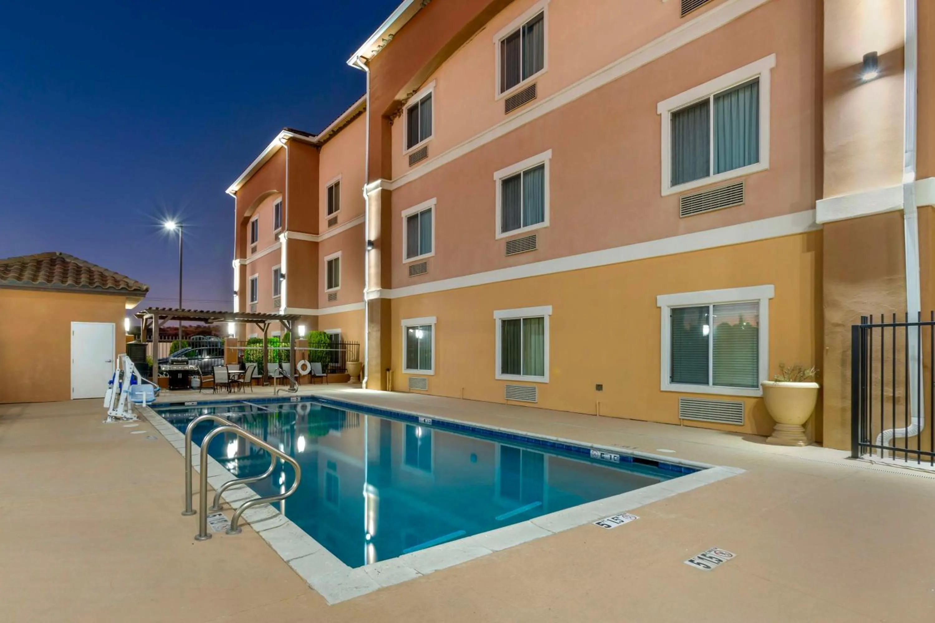 Pool view in Best Western Sonora Inn & Suites