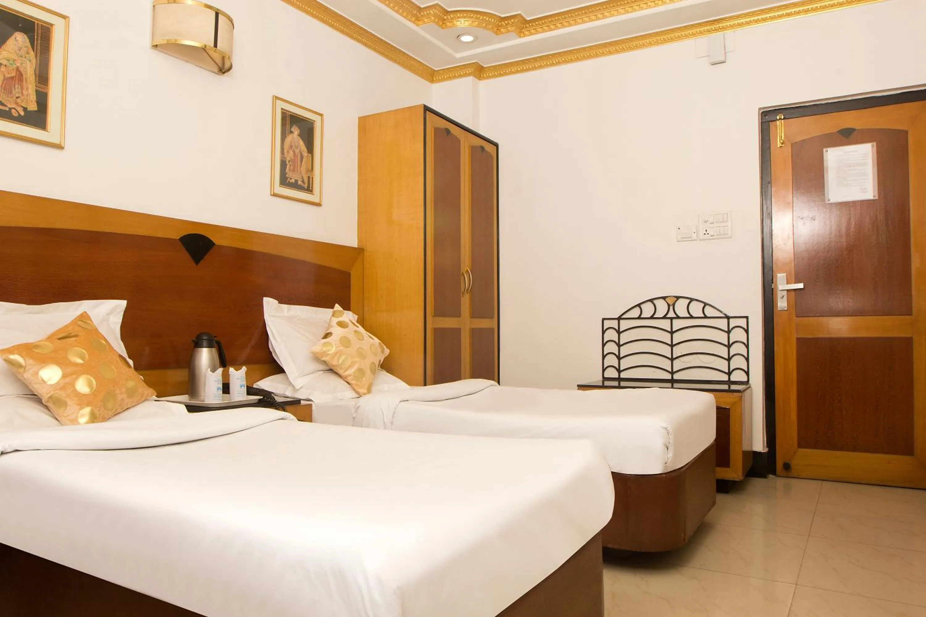 Photo of the whole room, Bed in Hotel White House