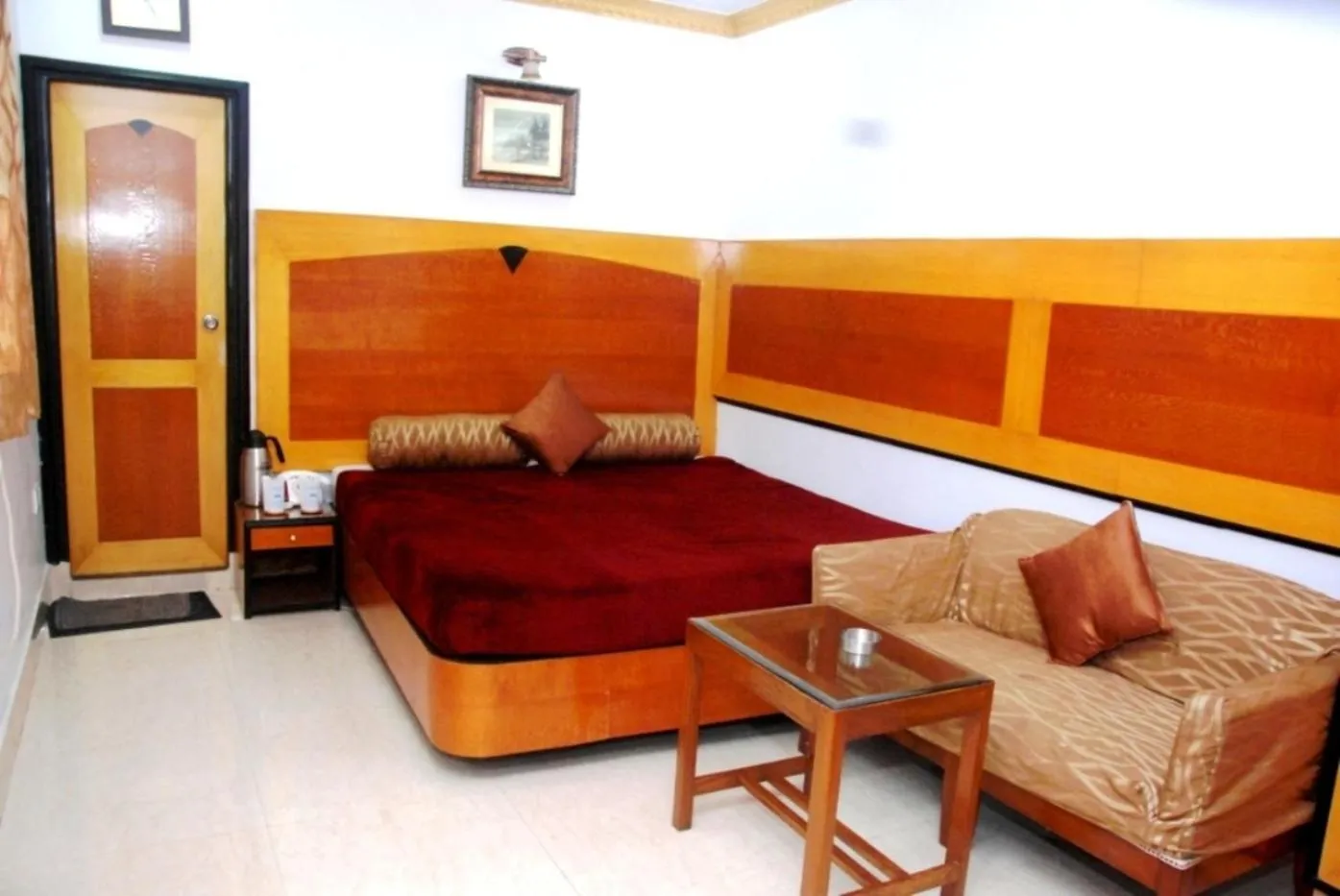 Living room, Bed in Hotel White House