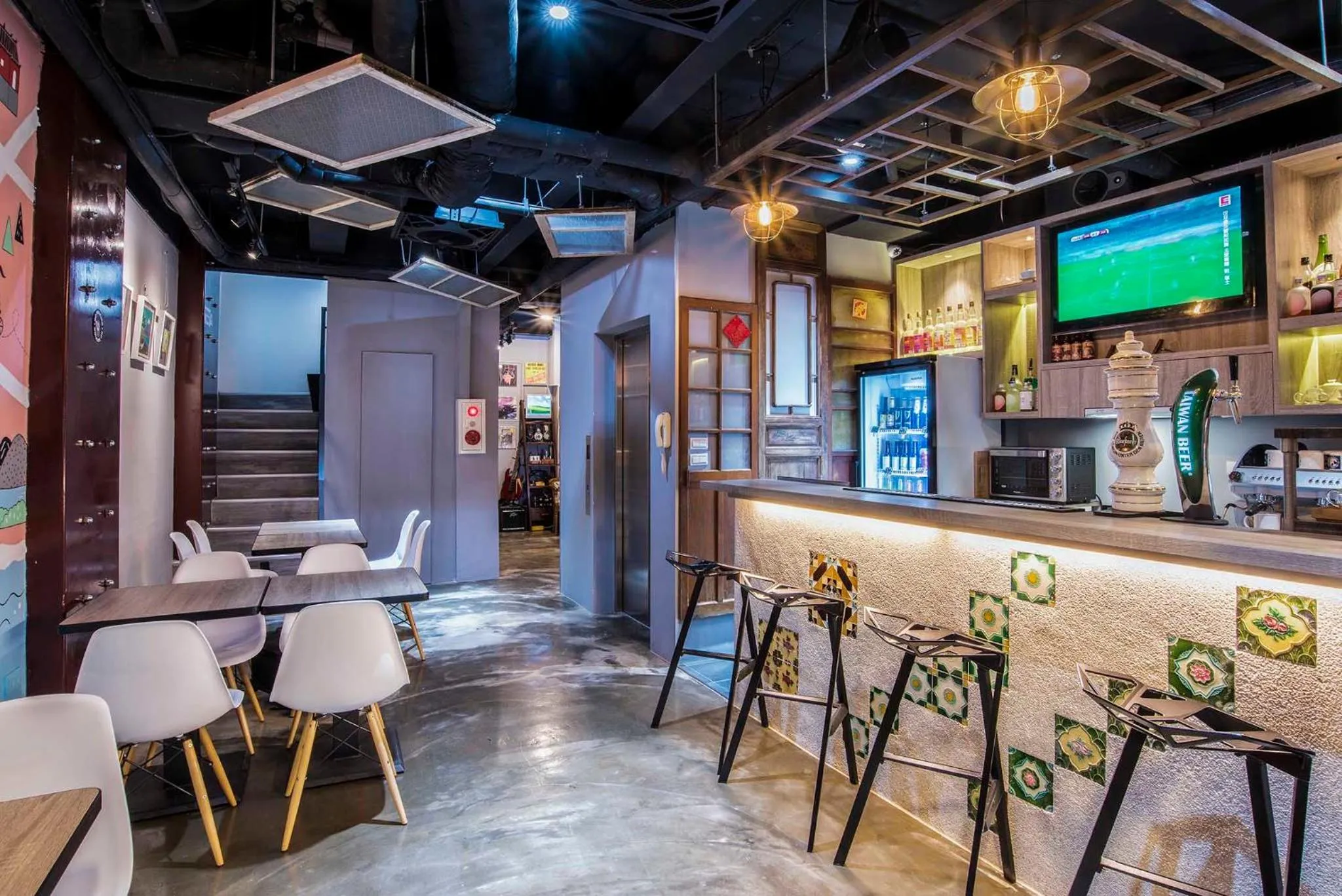 Lounge or bar in Old Door Hostel & Bar