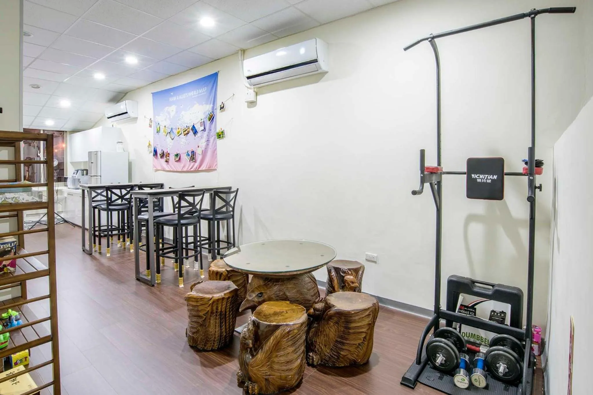 Communal lounge/ TV room in Old Door Hostel & Bar