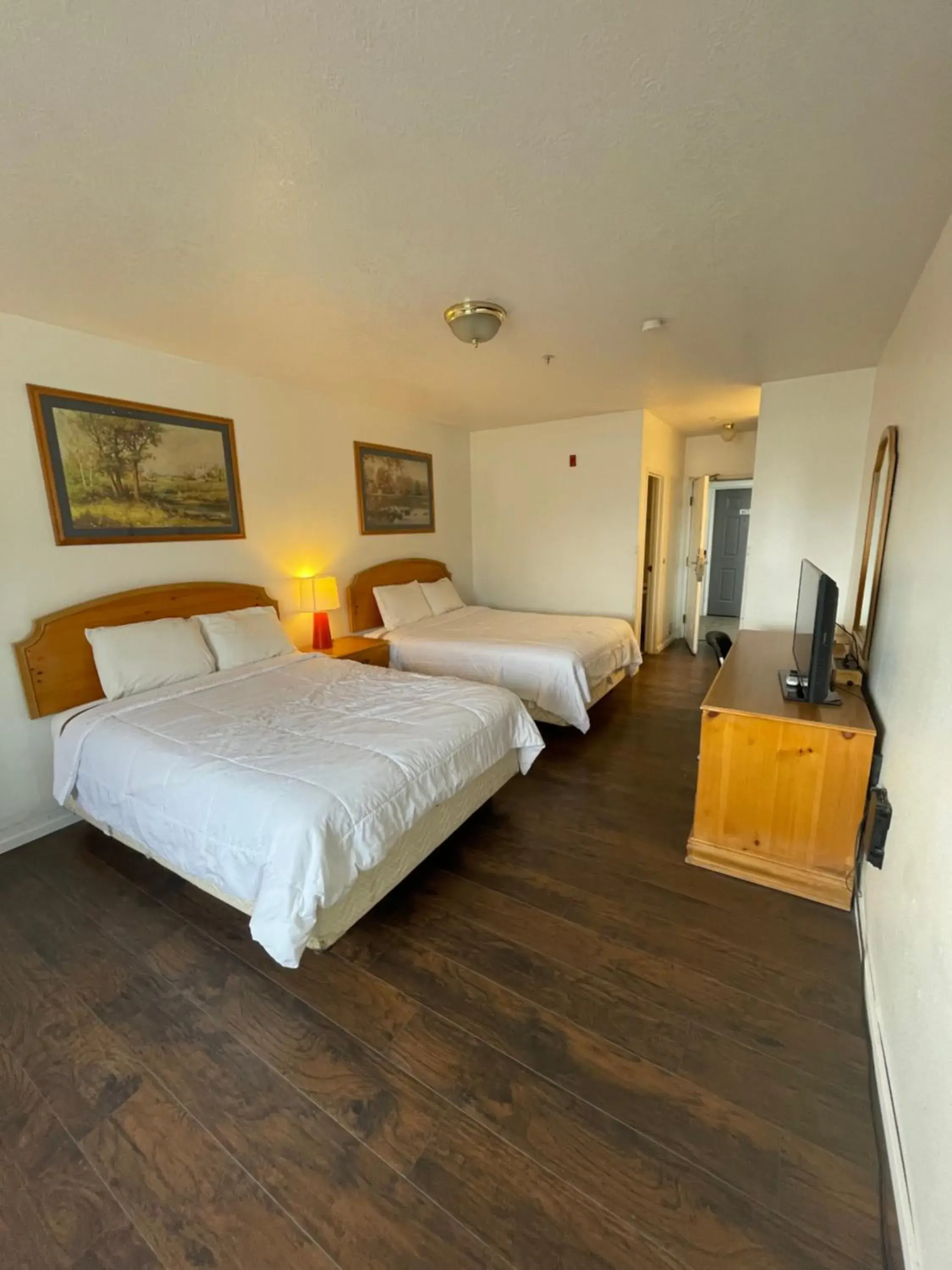 Deluxe Queen Suite in Traveler's Inn Carlin NV near Elko Deluxe Queen Suite in Traveler's Inn Carlin NV near Elko