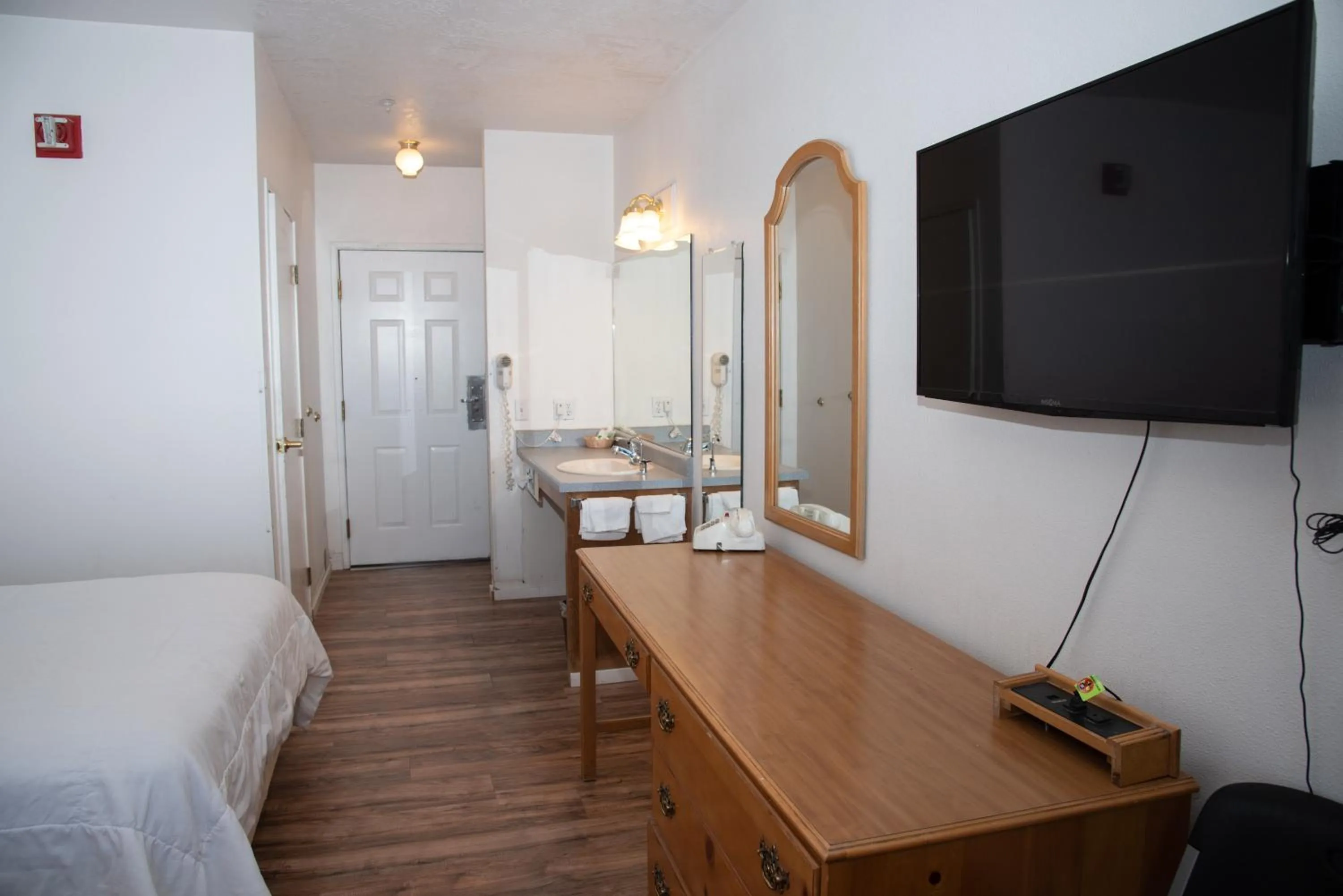 Bed in Traveler's Inn Carlin NV near Elko