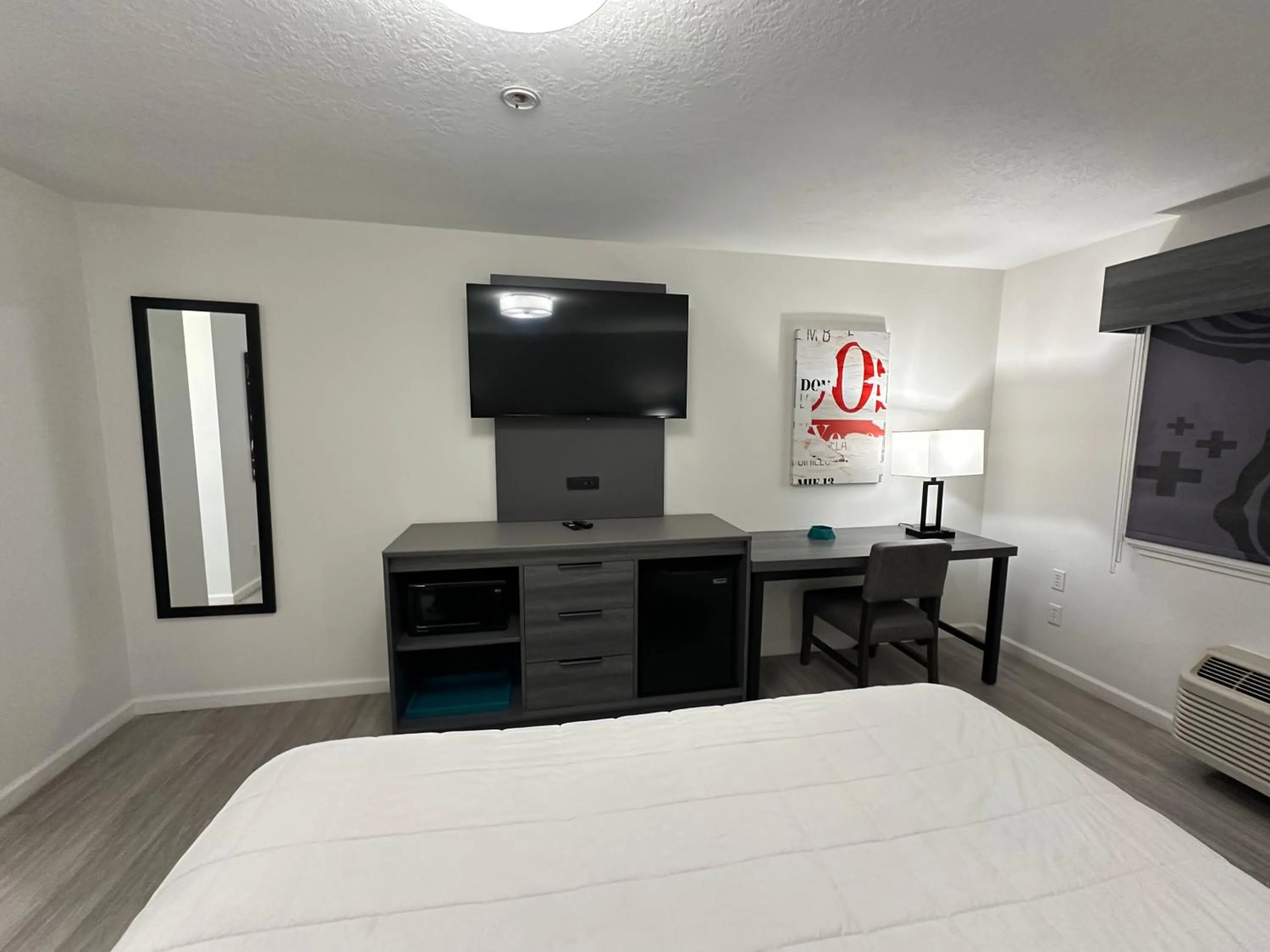 TV and multimedia, Bed in Quality Inn Carlin