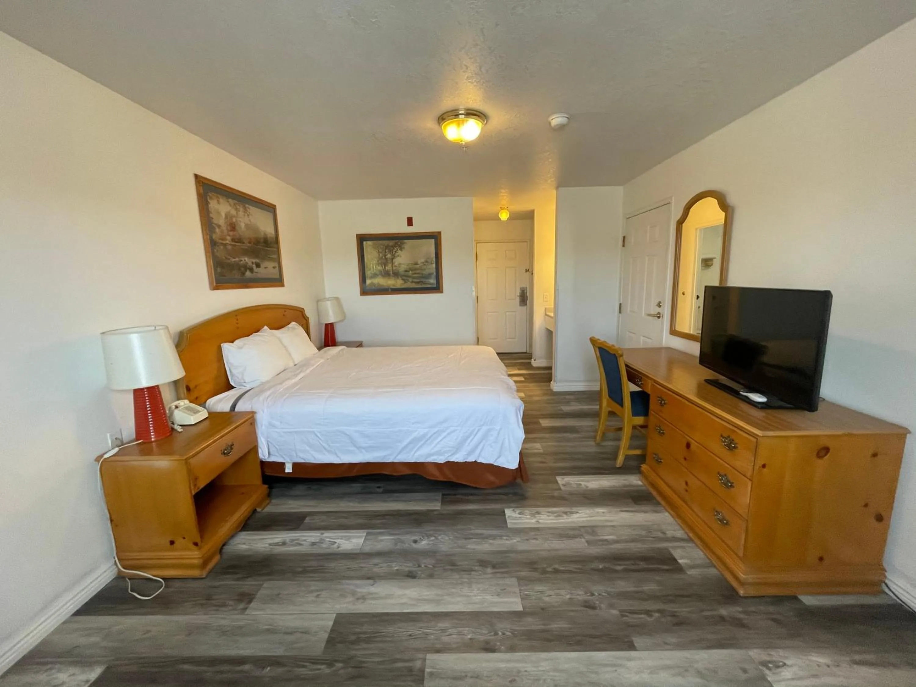 Bed in Traveler's Inn Carlin NV near Elko