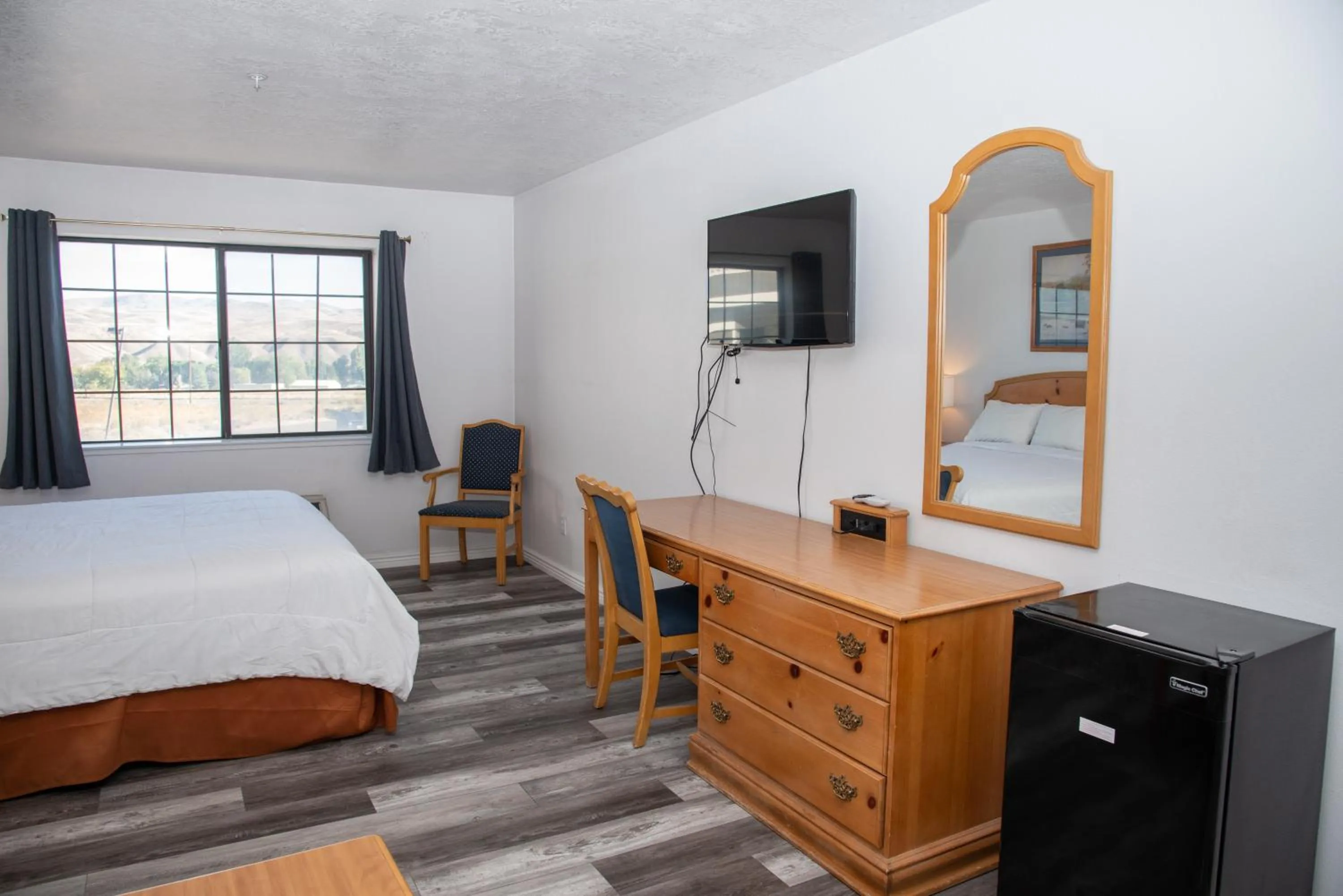 Bed in Traveler's Inn Carlin NV near Elko