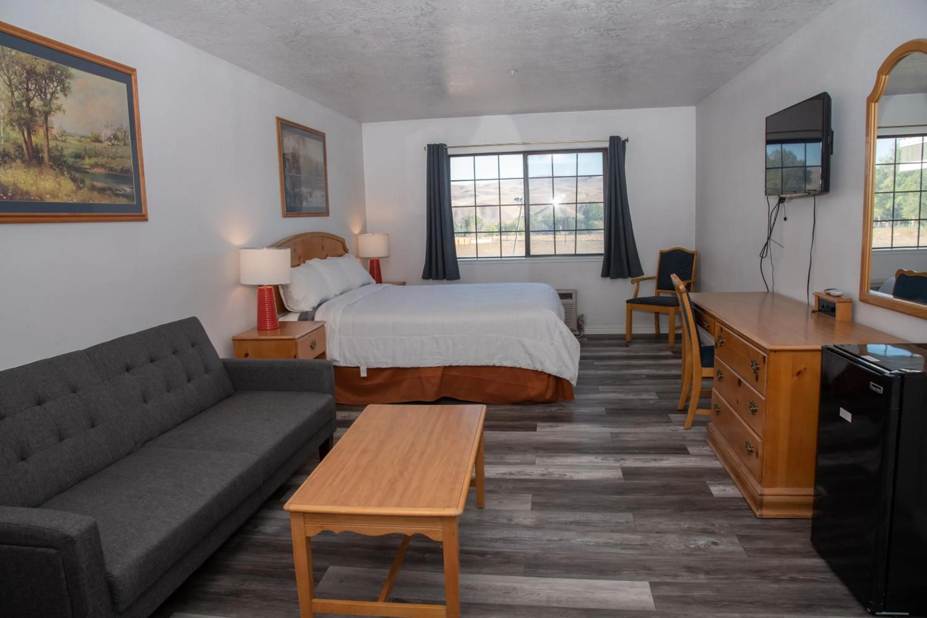 Bed in Traveler's Inn Carlin NV near Elko