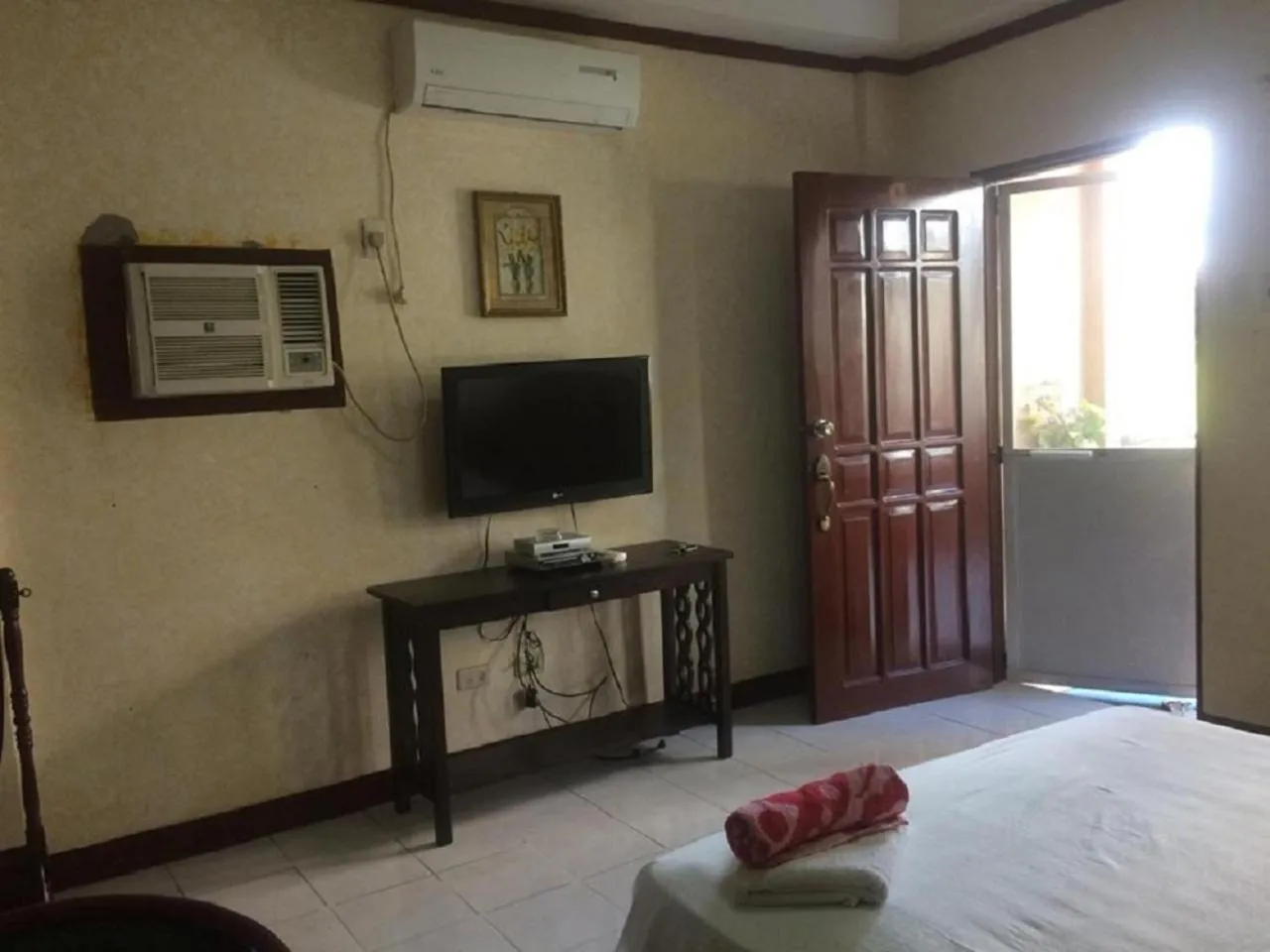 Bed in Sunrise Apartelle