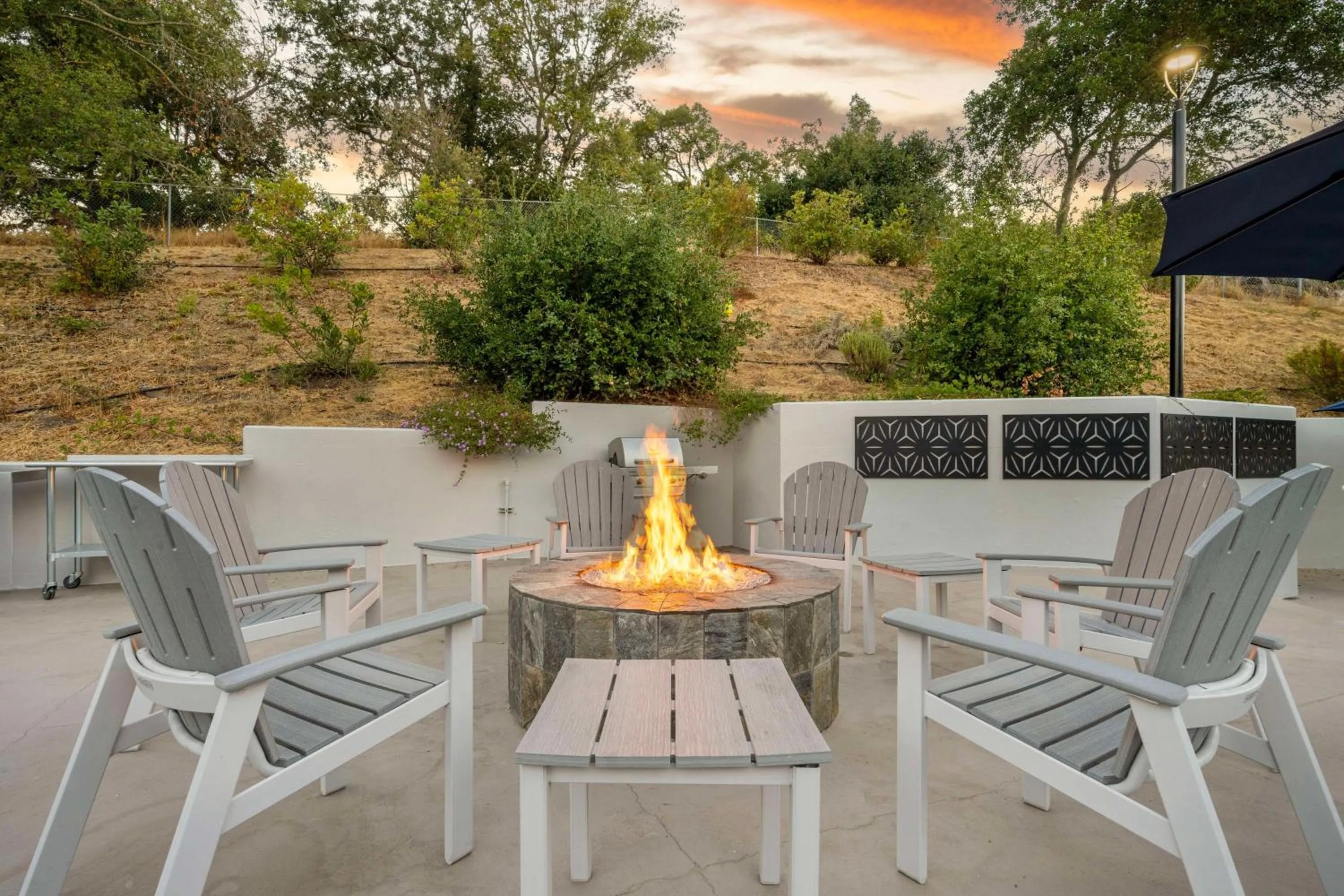 Property building in Best Western Plus Novato Oaks Inn