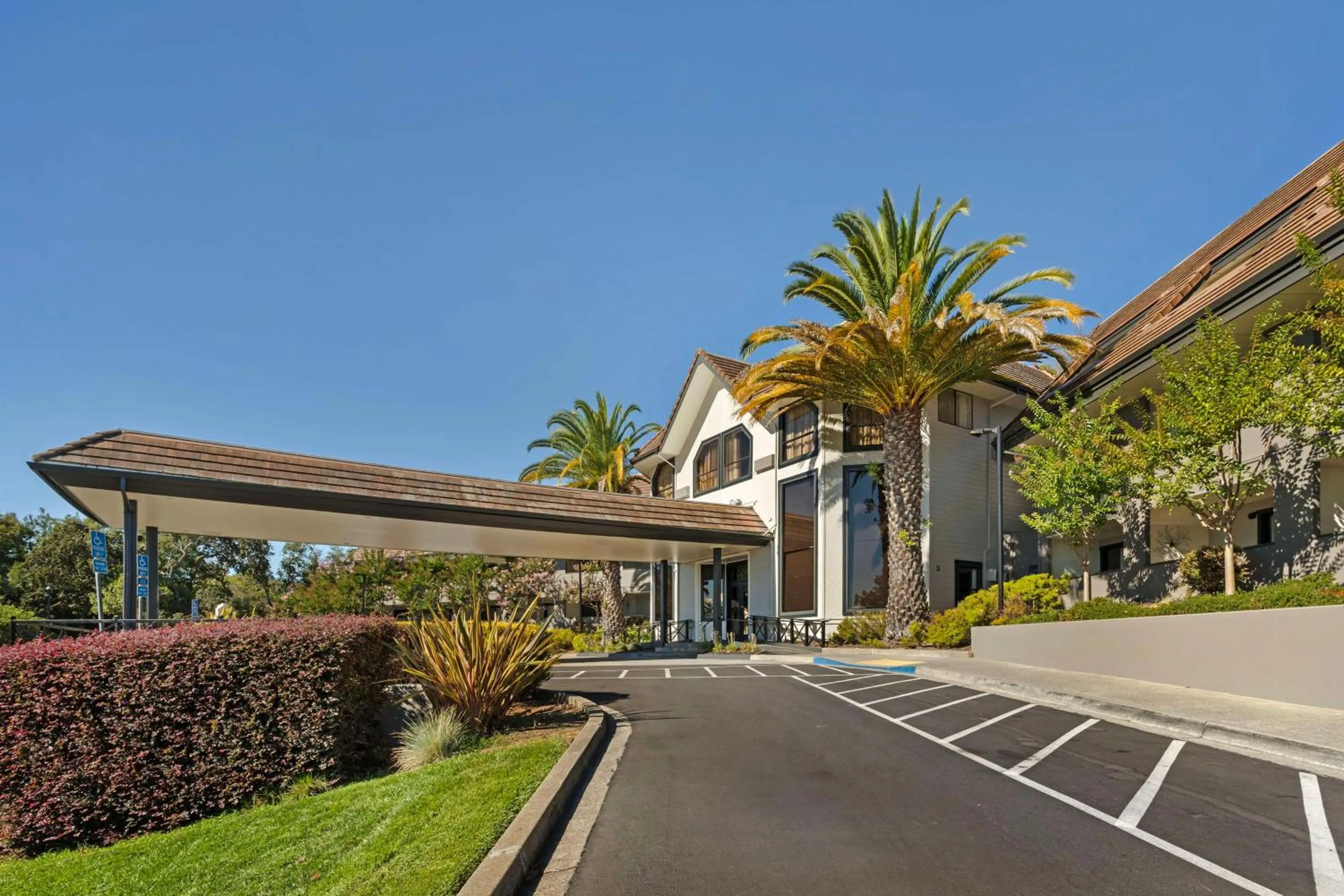 Property building in Best Western Plus Novato Oaks Inn