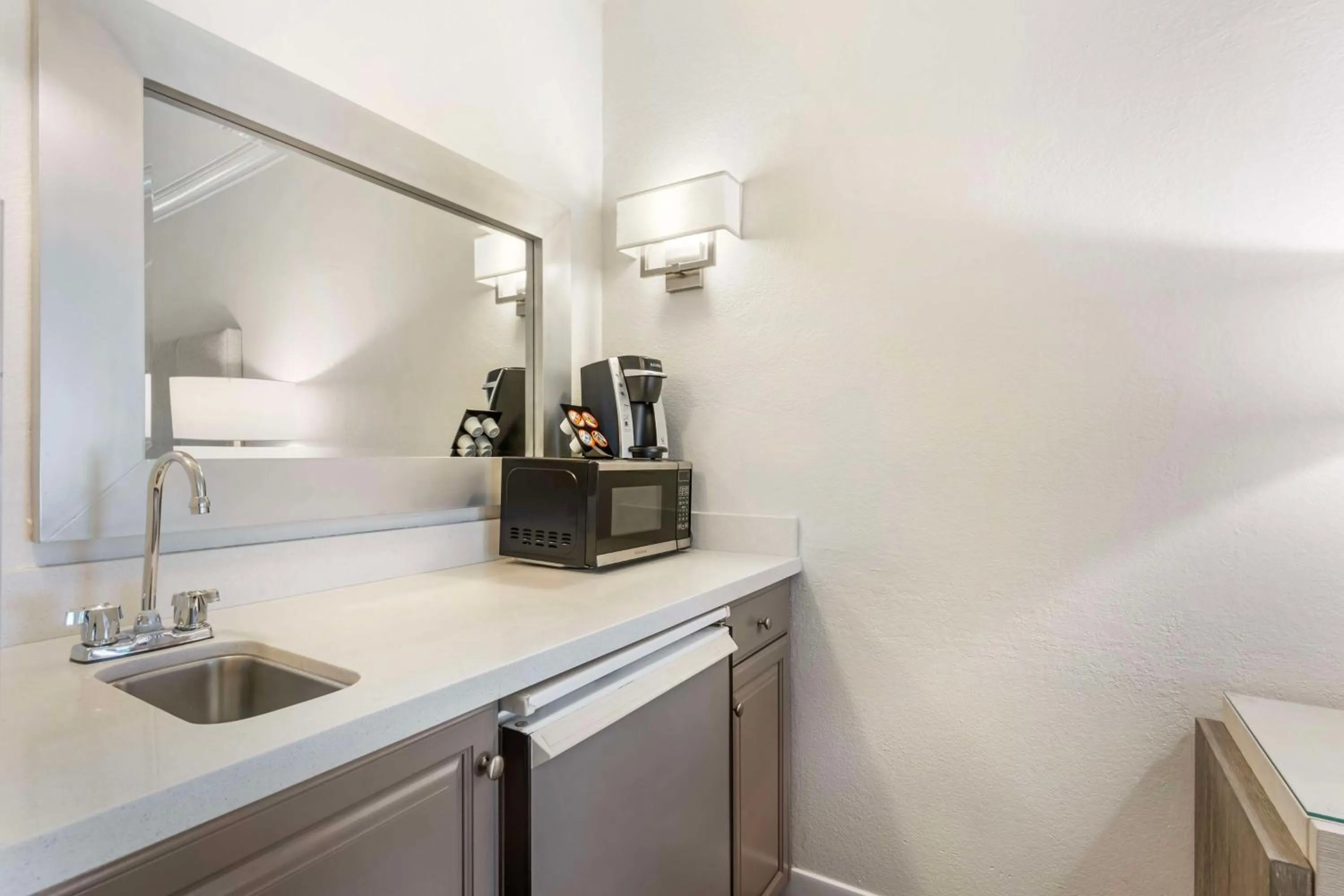 Bedroom in Best Western Plus Novato Oaks Inn