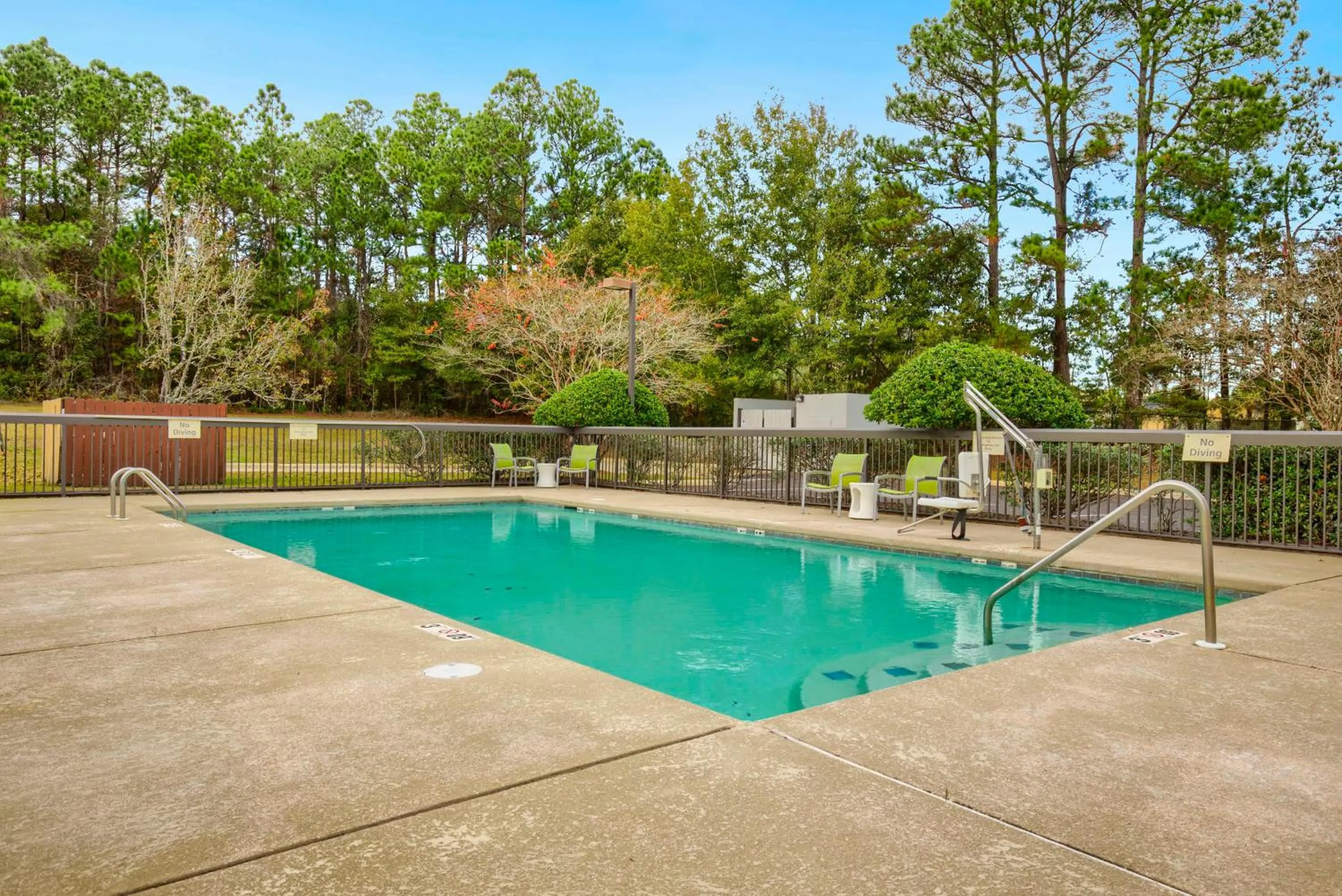 Pool view in Hampton Inn Mobile-I-10/Bellingrath Gardens