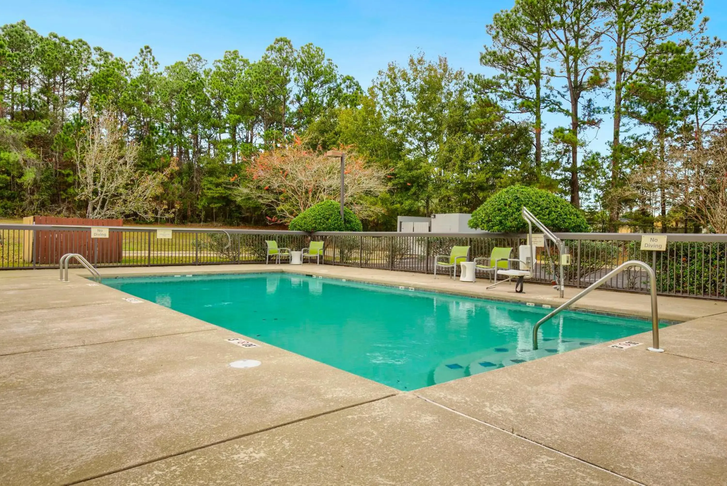 Pool view in Hampton Inn Mobile-I-10/Bellingrath Gardens Pool view in Hampton Inn Mobile-I-10/Bellingrath Gardens