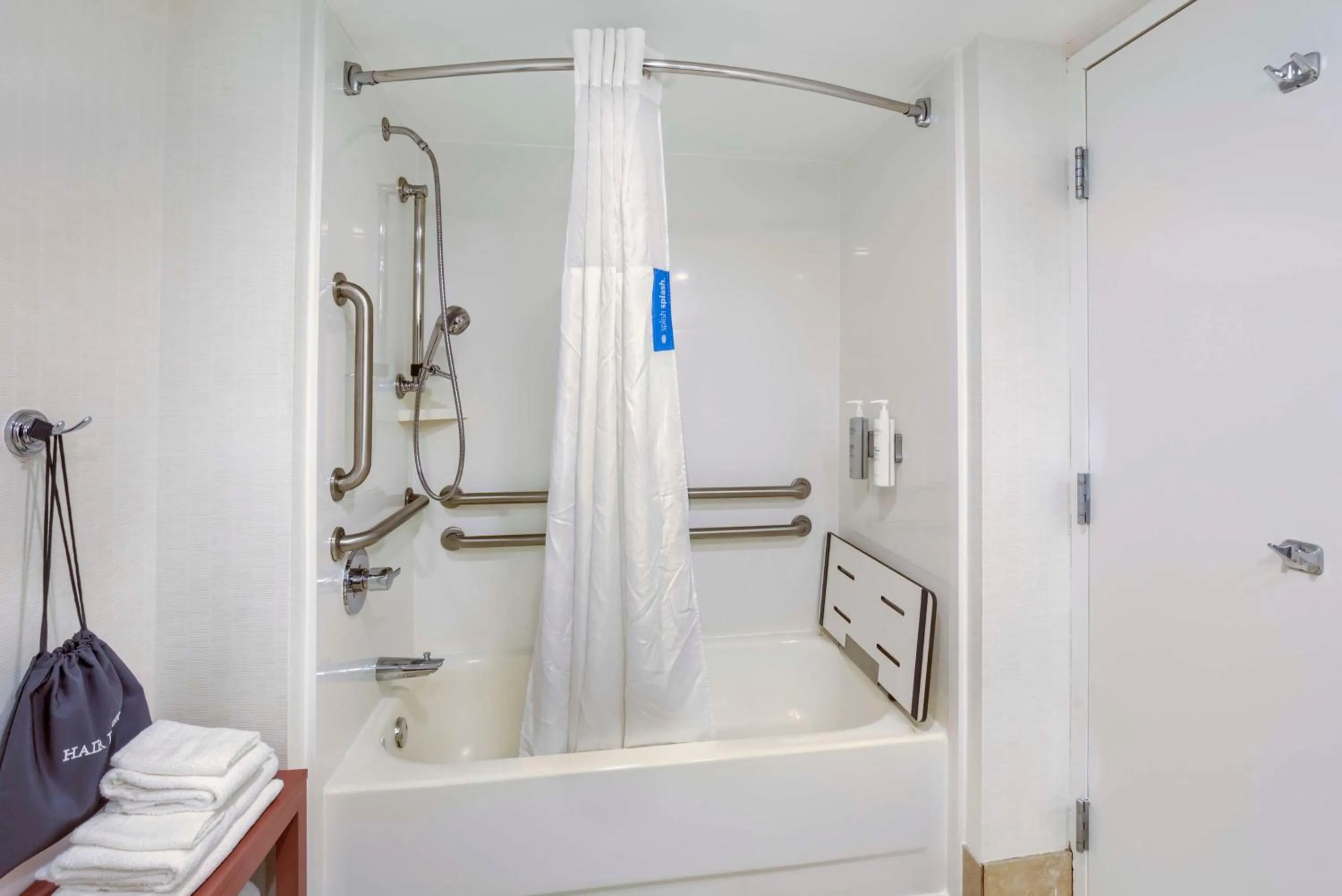 Bathroom in Hampton Inn Mobile-I-10/Bellingrath Gardens