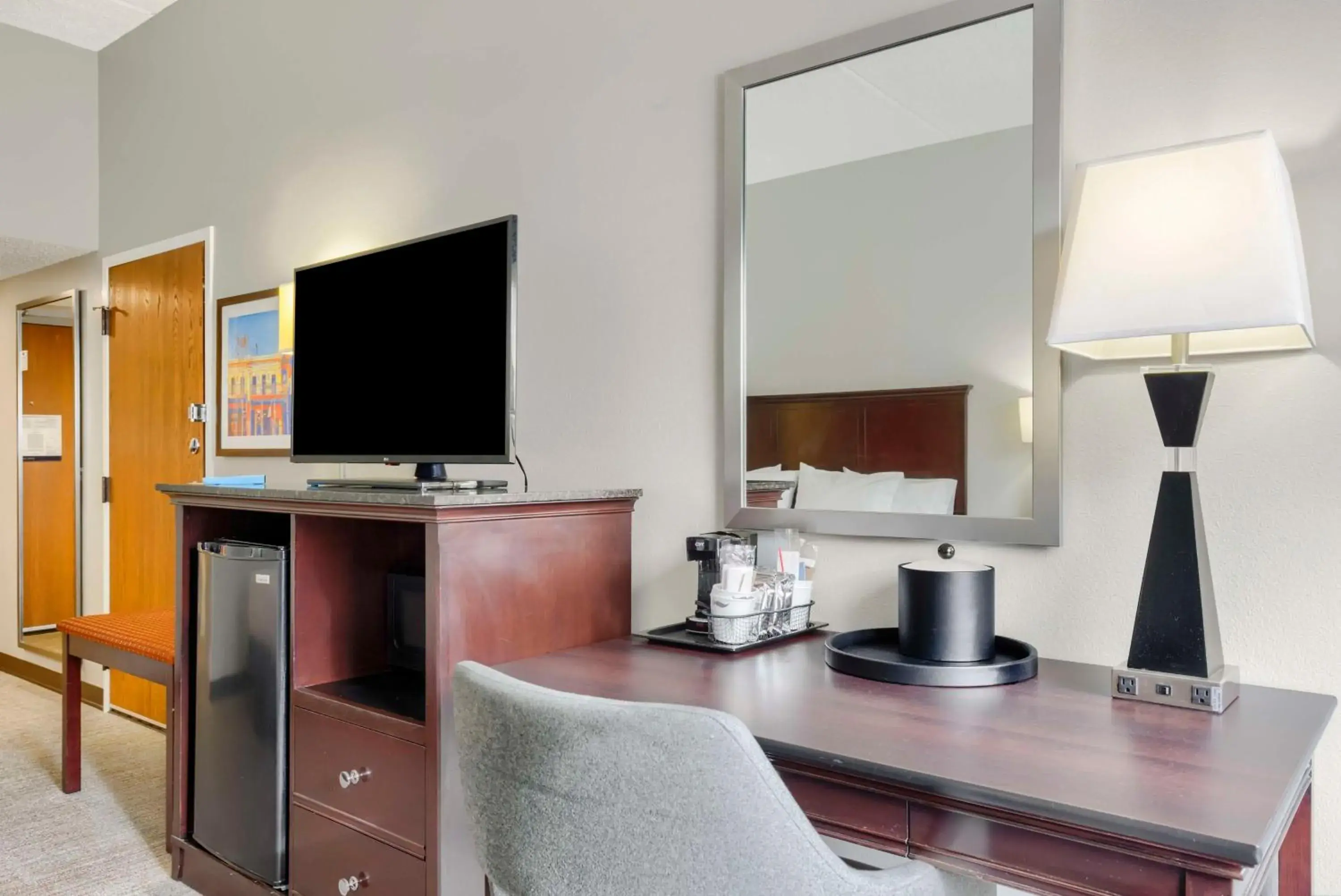 Bedroom in Hampton Inn Mobile-I-10/Bellingrath Gardens Bedroom in Hampton Inn Mobile-I-10/Bellingrath Gardens