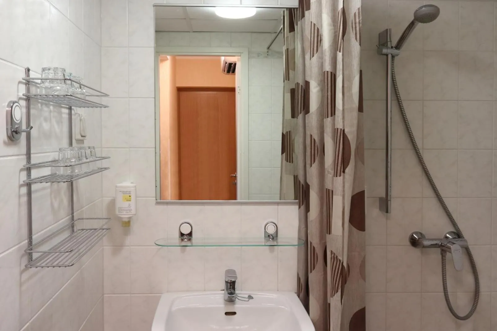 Shower in Hotel Karupesa