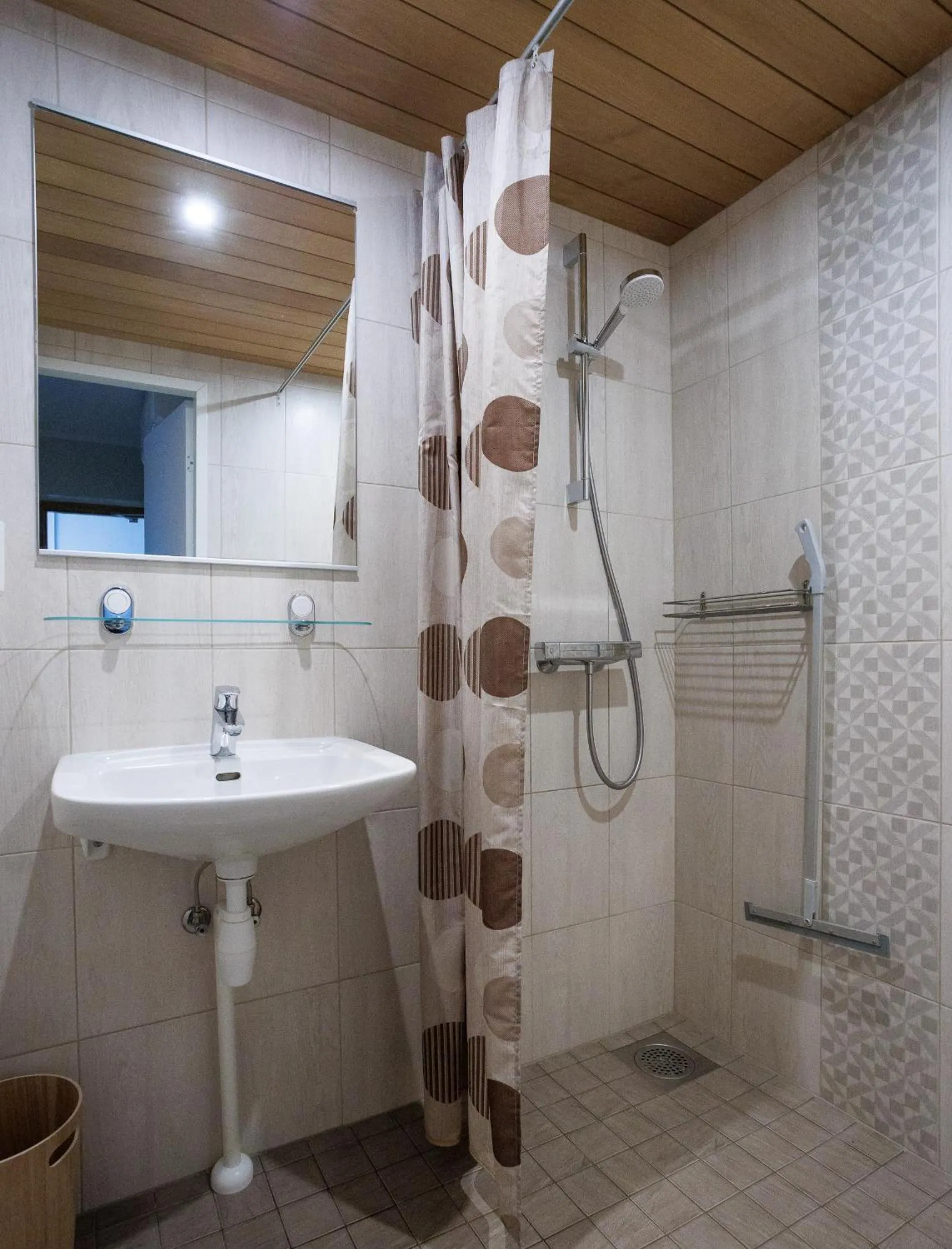 Shower in Hotel Karupesa