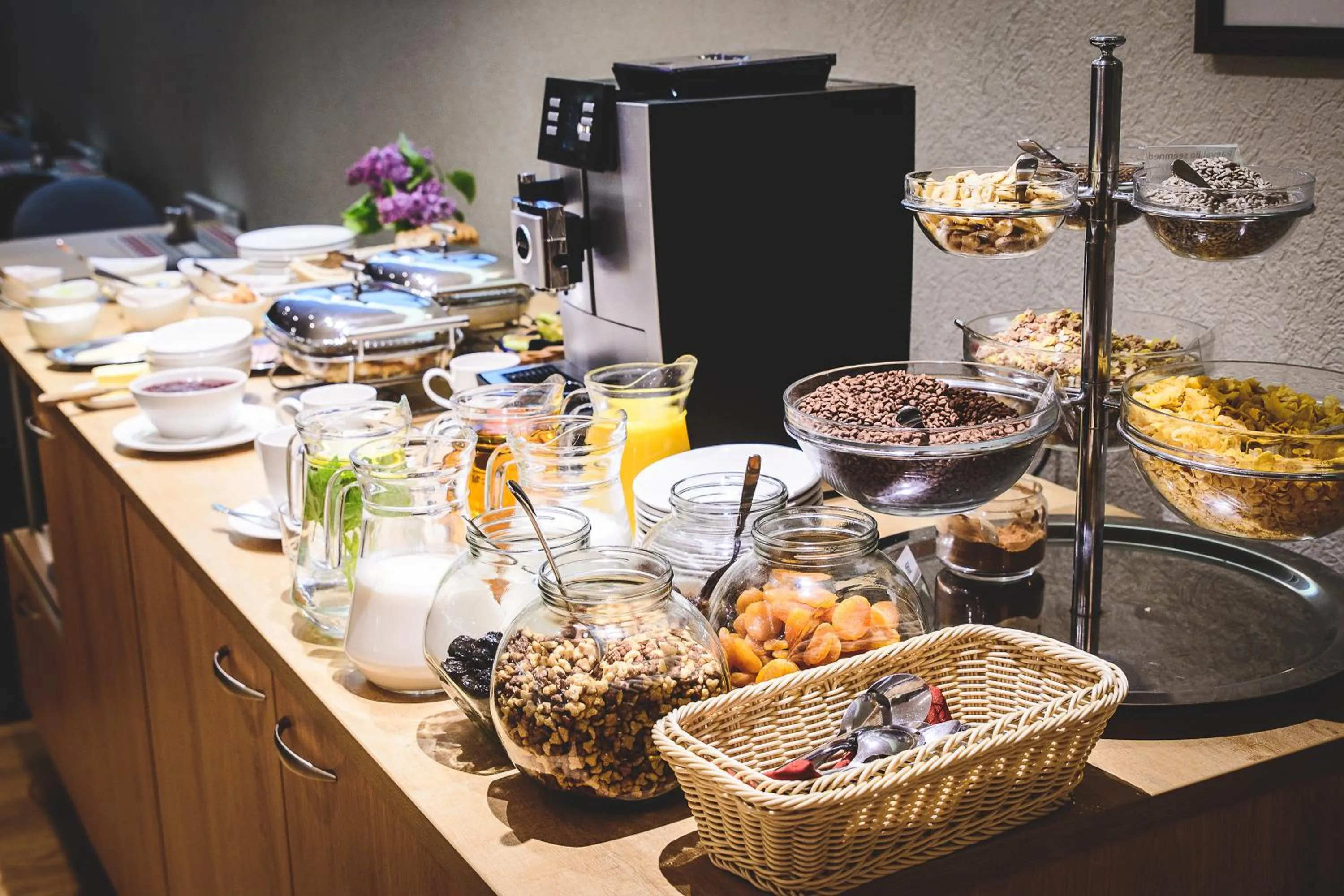 Restaurant/places to eat in Hotel Karupesa