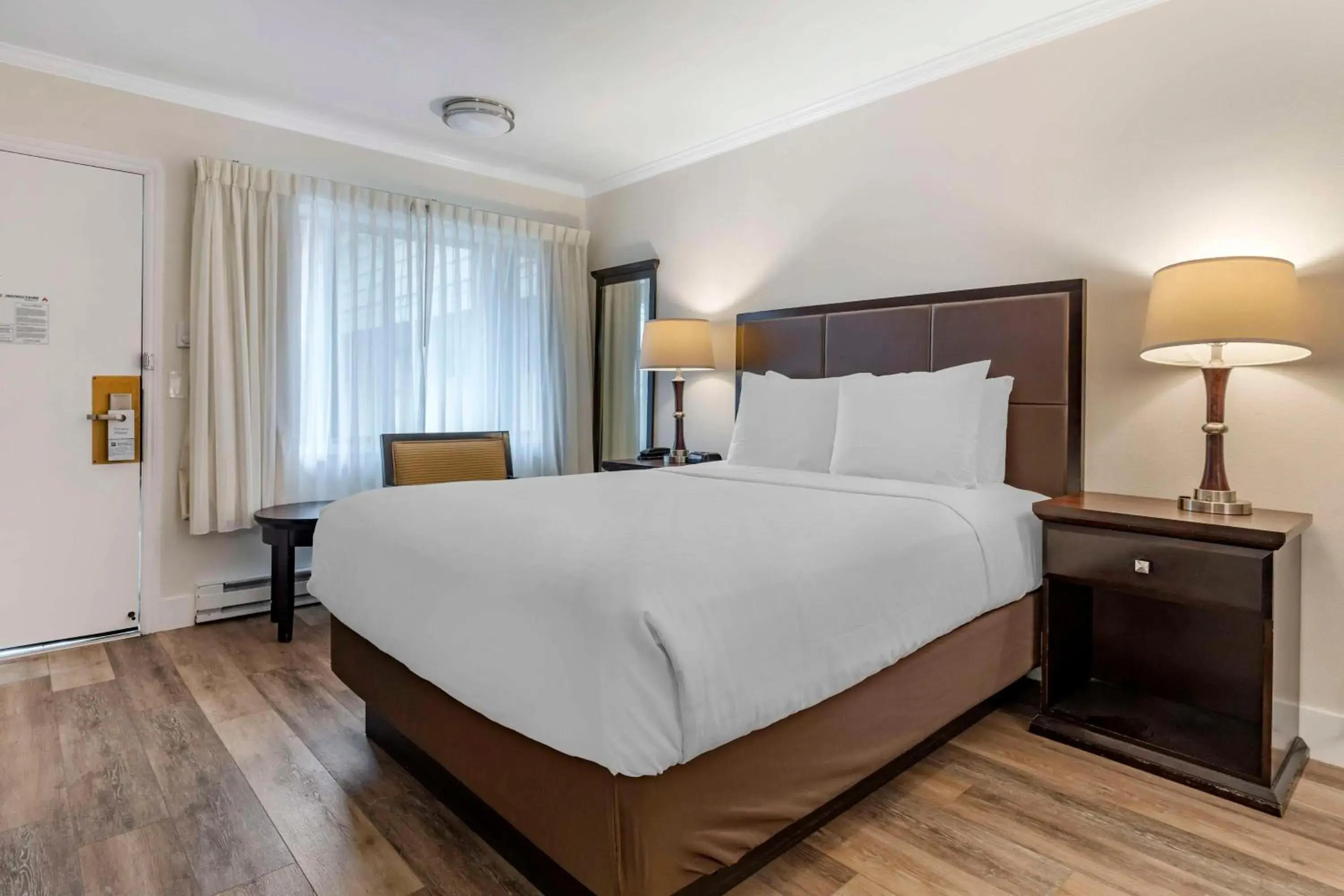 Queen Room with Roll-In Shower - Disability Access/Non-Smoking in Best Western Carmel's Town House Lodge Queen Room with Roll-In Shower - Disability Access/Non-Smoking in Best Western Carmel's Town House Lodge