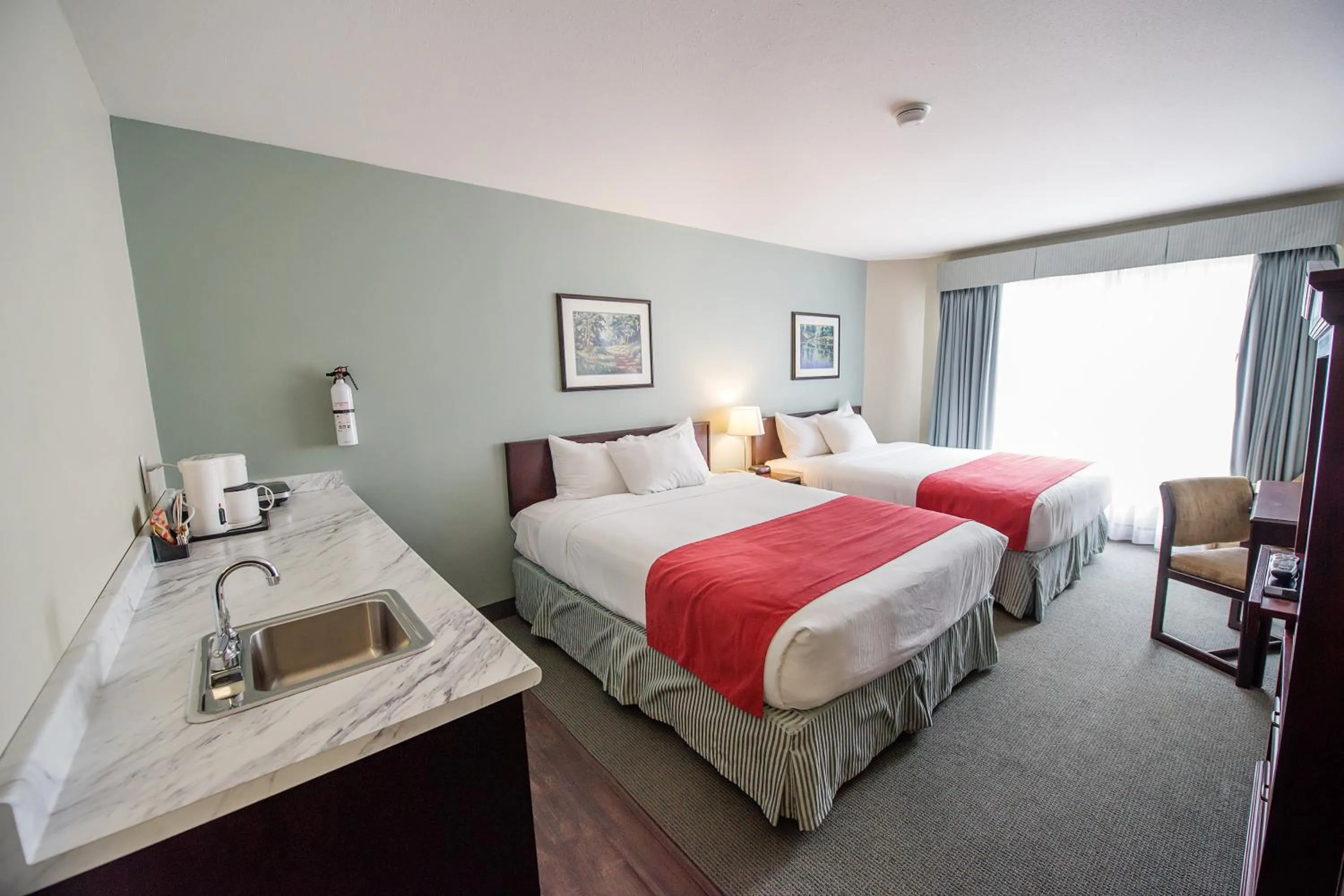 Photo of the whole room, Bed in Harrison Lake Hotel