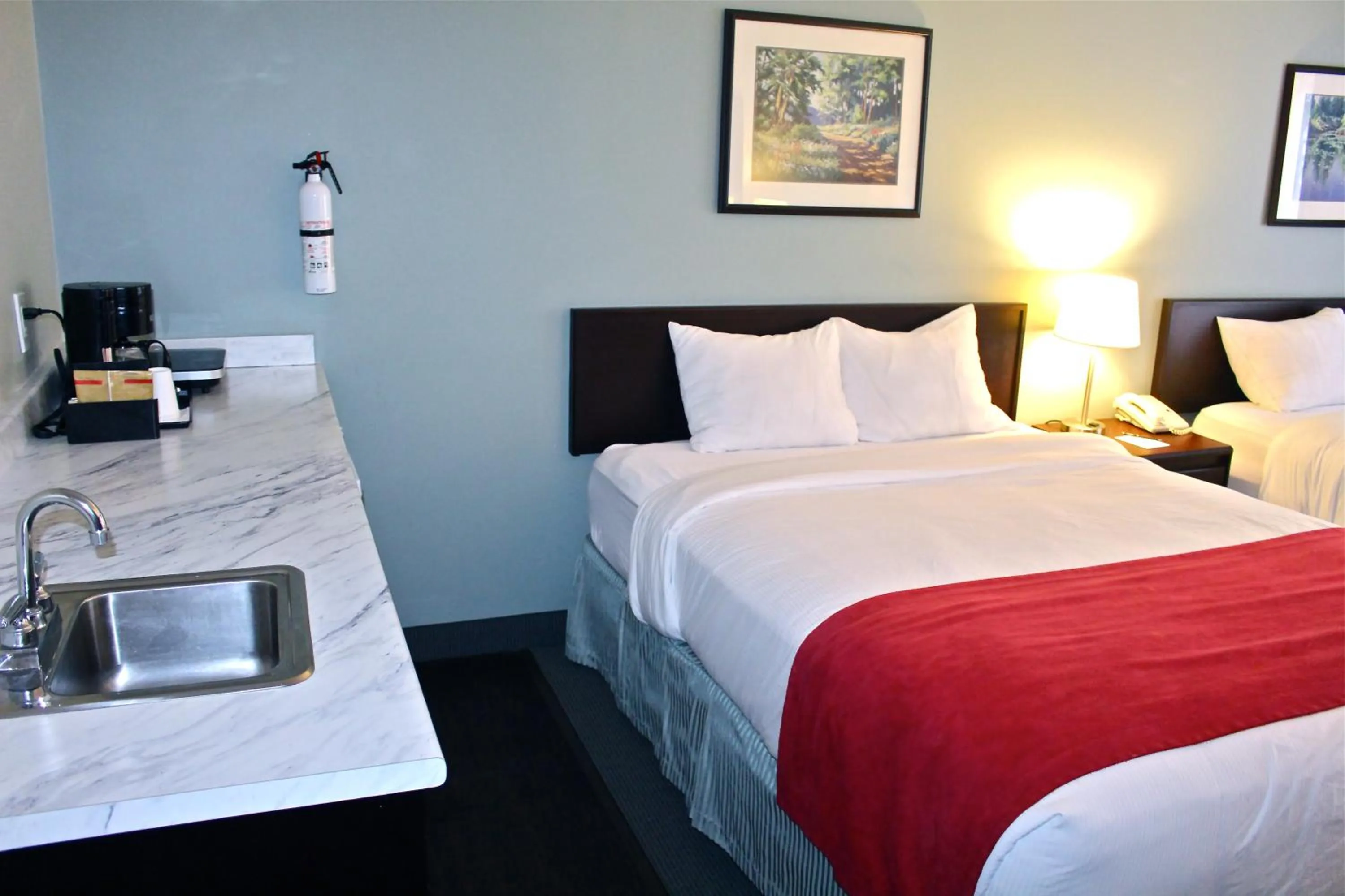 Bedroom, Bed in Harrison Lake Hotel