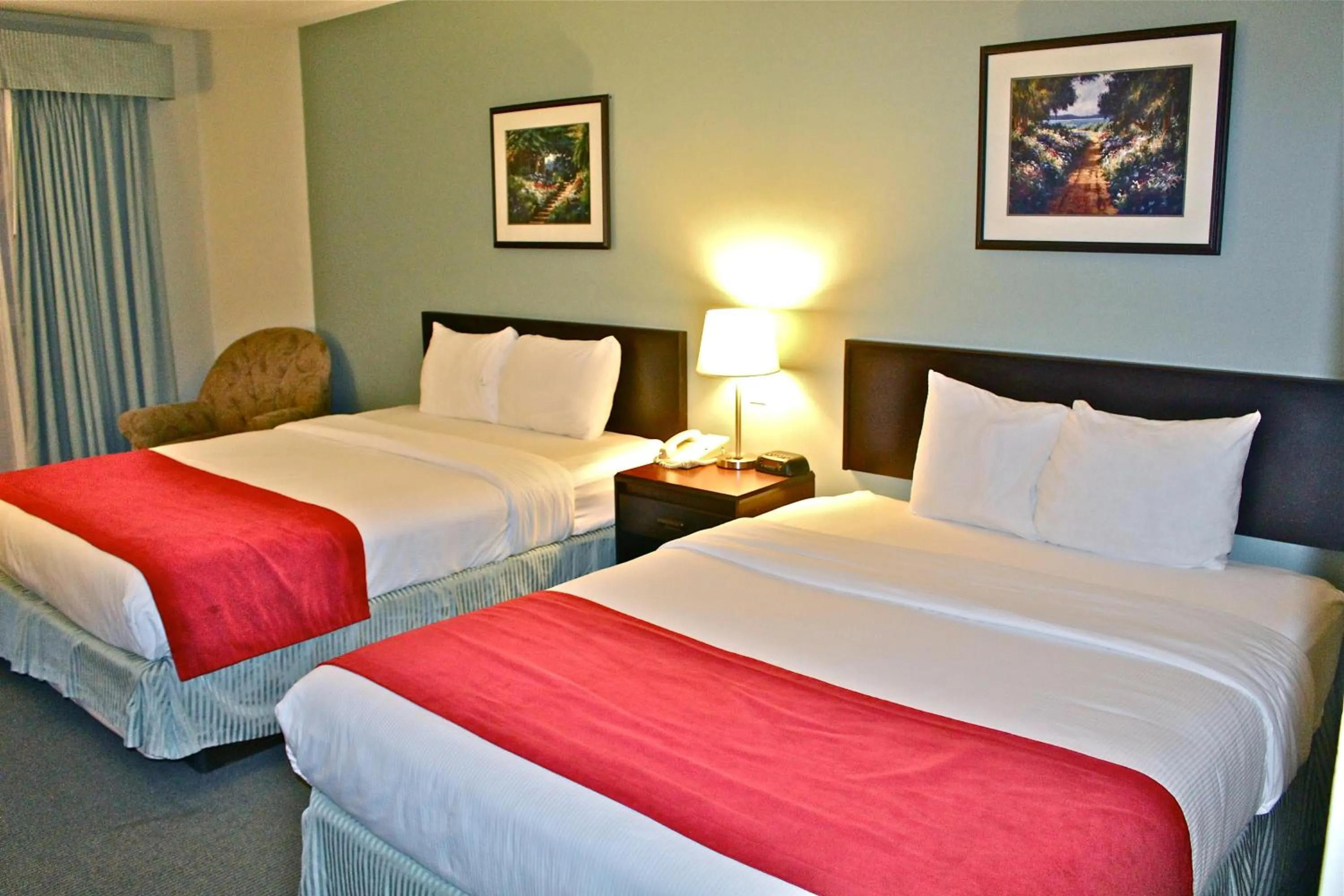 Photo of the whole room, Bed in Harrison Lake Hotel