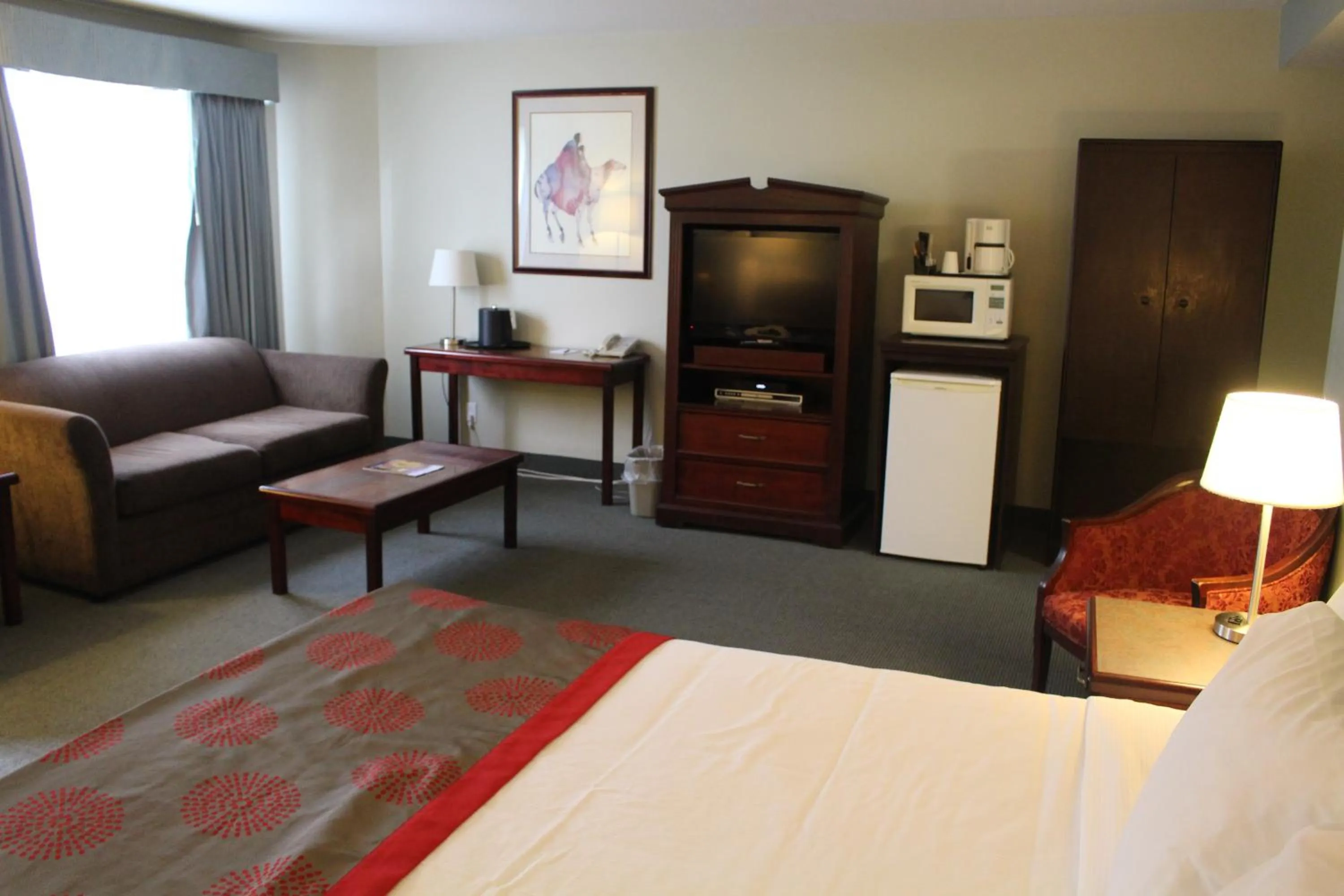 Photo of the whole room, Bed in Harrison Lake Hotel