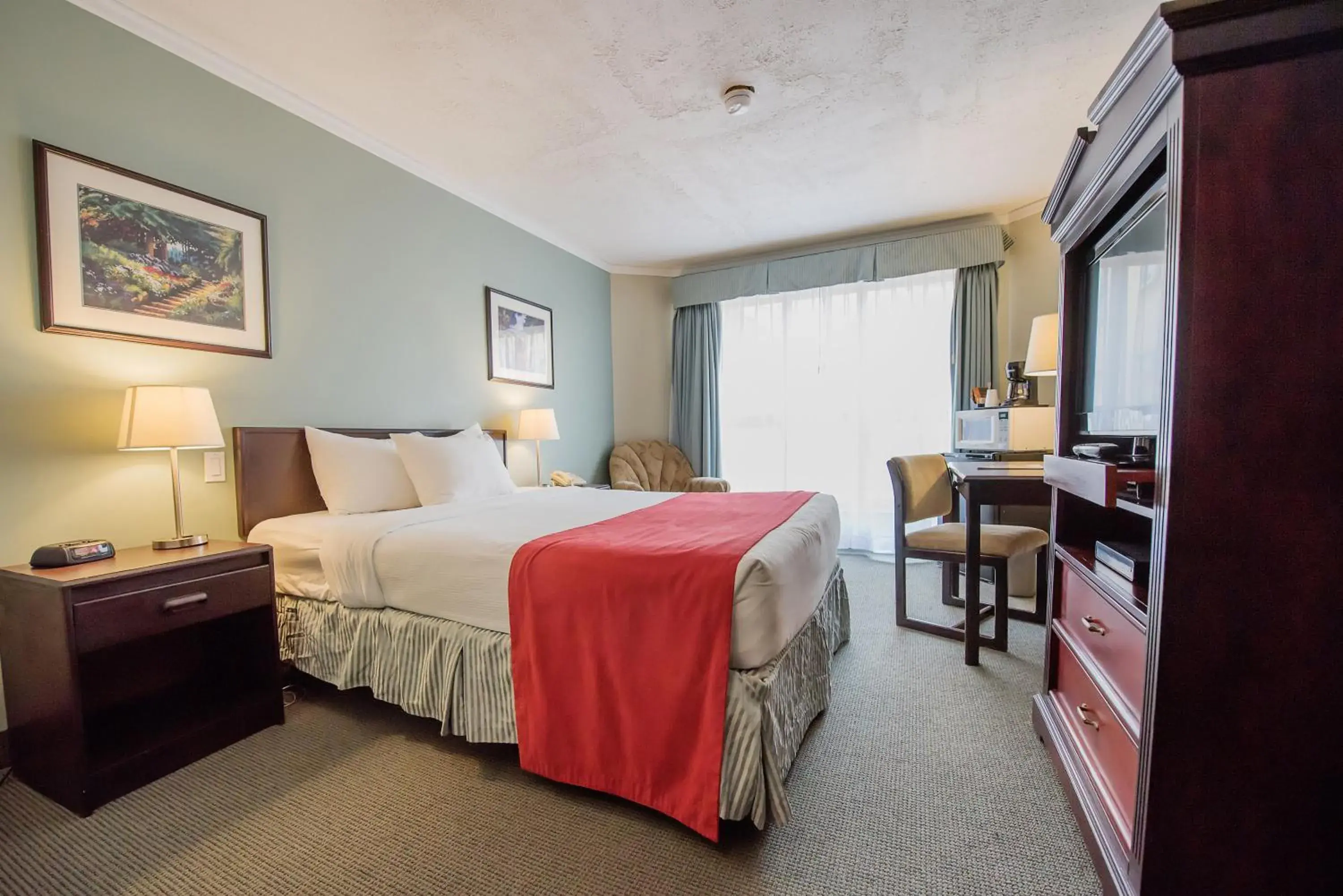 Standard Queen Room in Harrison Lake Hotel Standard Queen Room in Harrison Lake Hotel