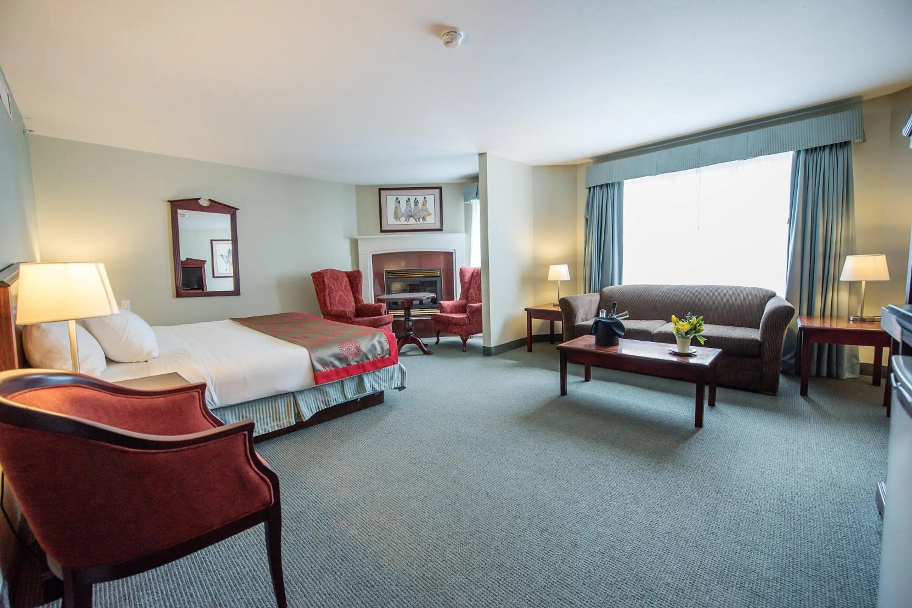 Photo of the whole room, Bed in Harrison Lake Hotel