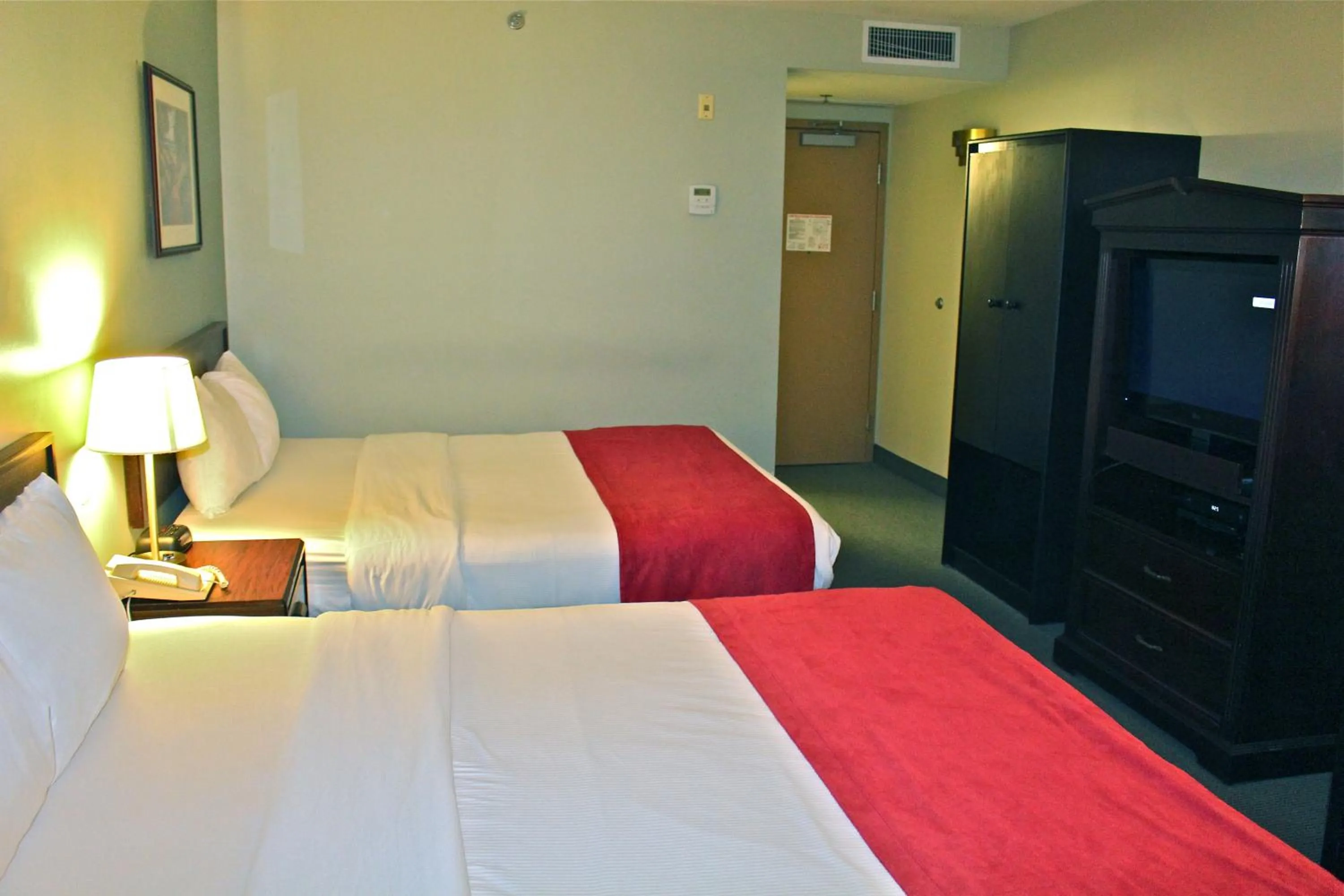 Photo of the whole room, Bed in Harrison Lake Hotel