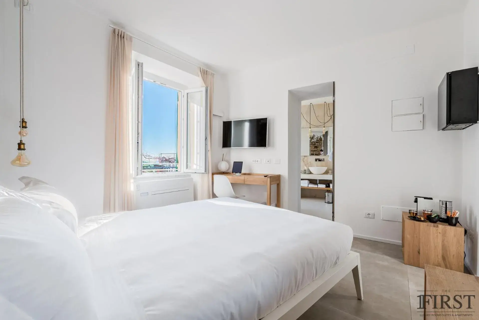 Deluxe Queen Room in Il Sogno di Manarola by The First Deluxe Queen Room in Il Sogno di Manarola by The First