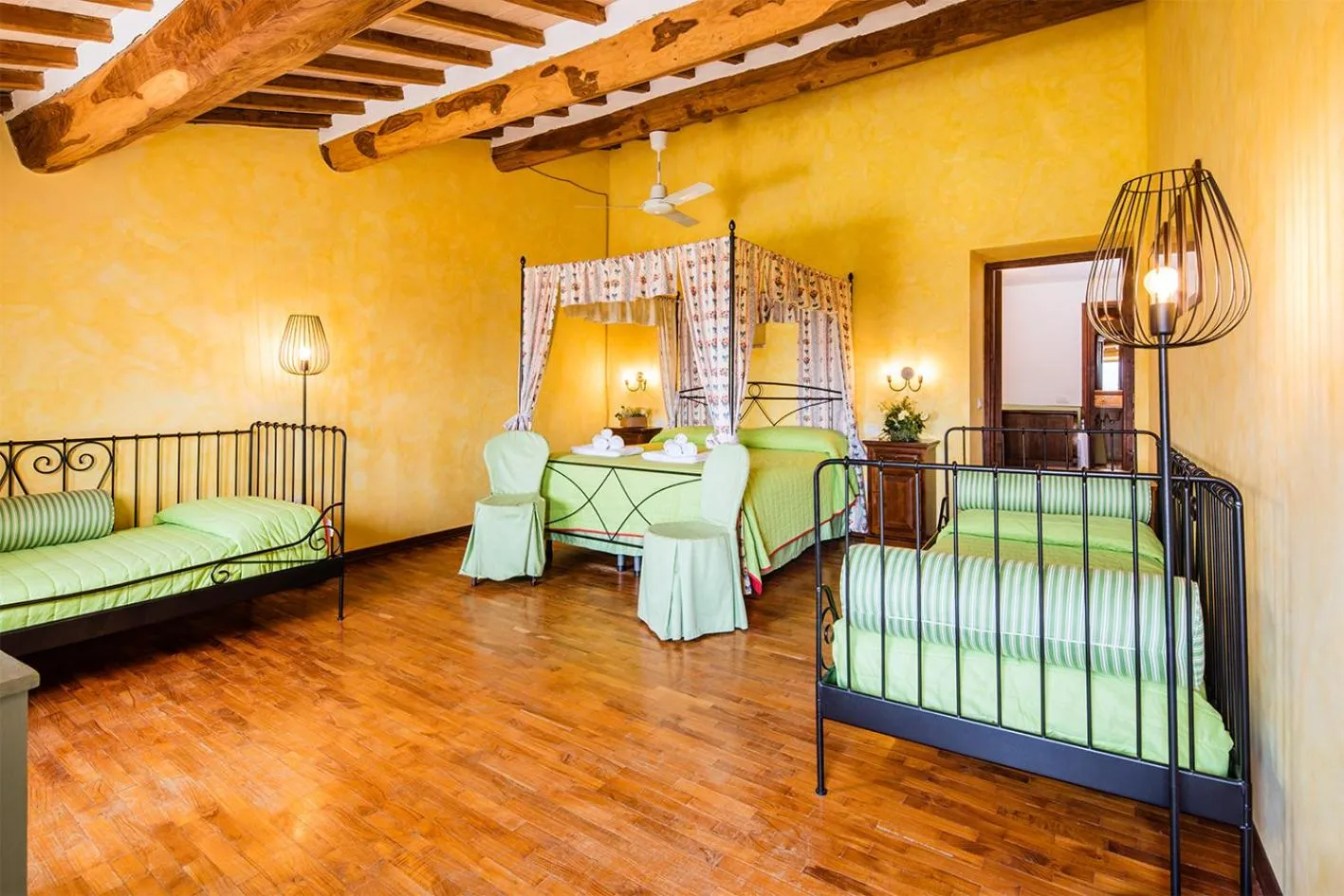 Bedroom, Bed in Castello di Titignano