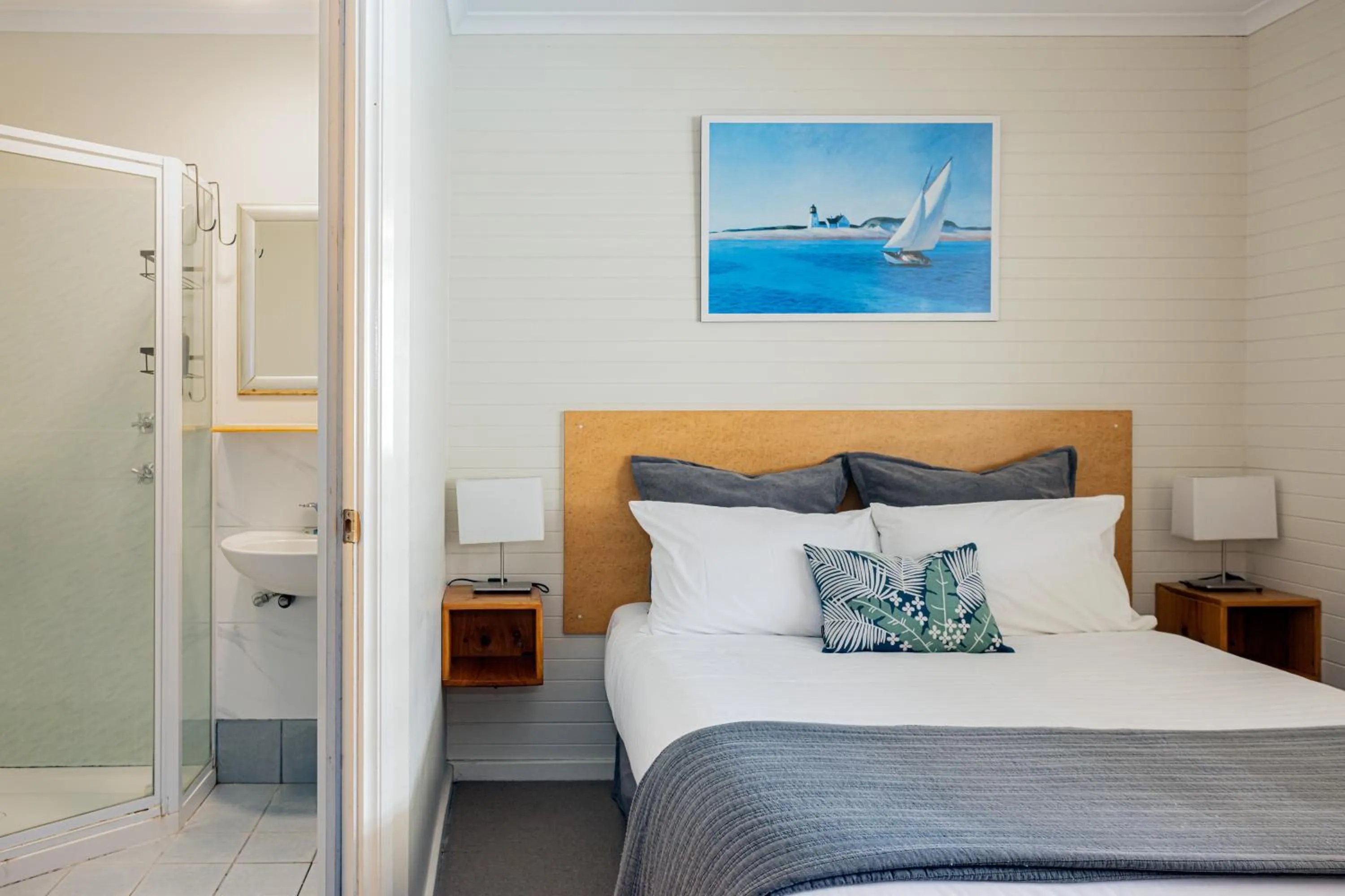 Bathroom, Bed in Albany Harbourside Apartments And Houses